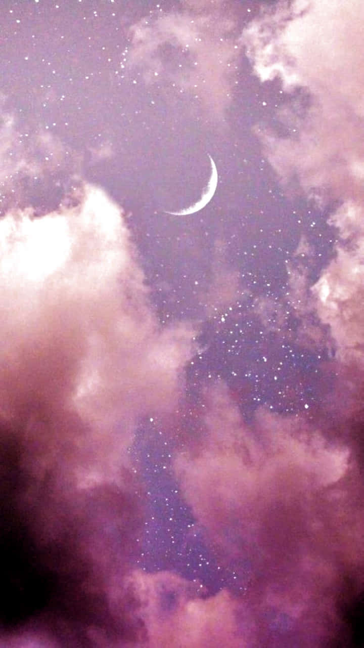 Moon And Stars iPhone 桌布 壁紙 — 一彎新月在繁星點點的夜空下，於旋轉的粉紅色和紫色雲朵中柔和地發光。