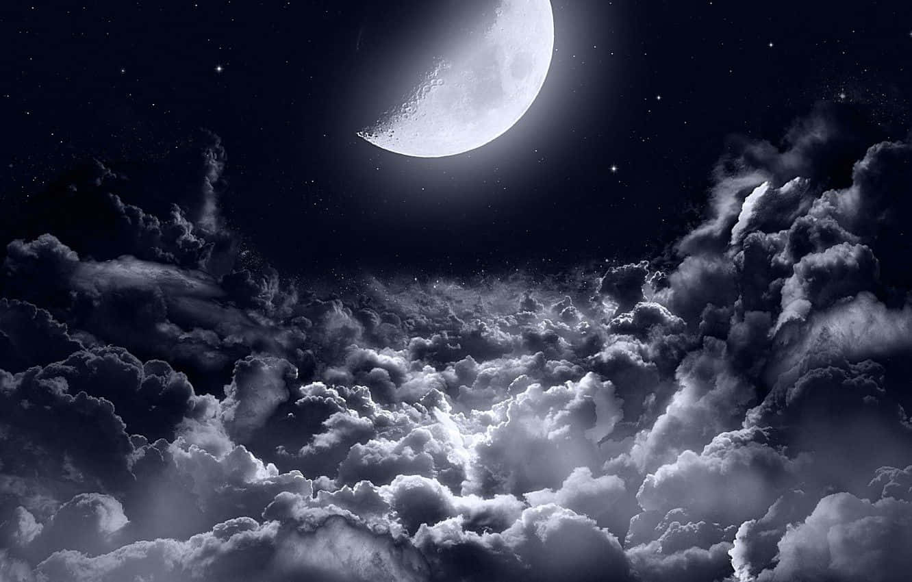 雲朵 桌布 壁紙 — 一彎新月在繁星點點的夜空下，照耀著一片紋理豐富的雲海。
