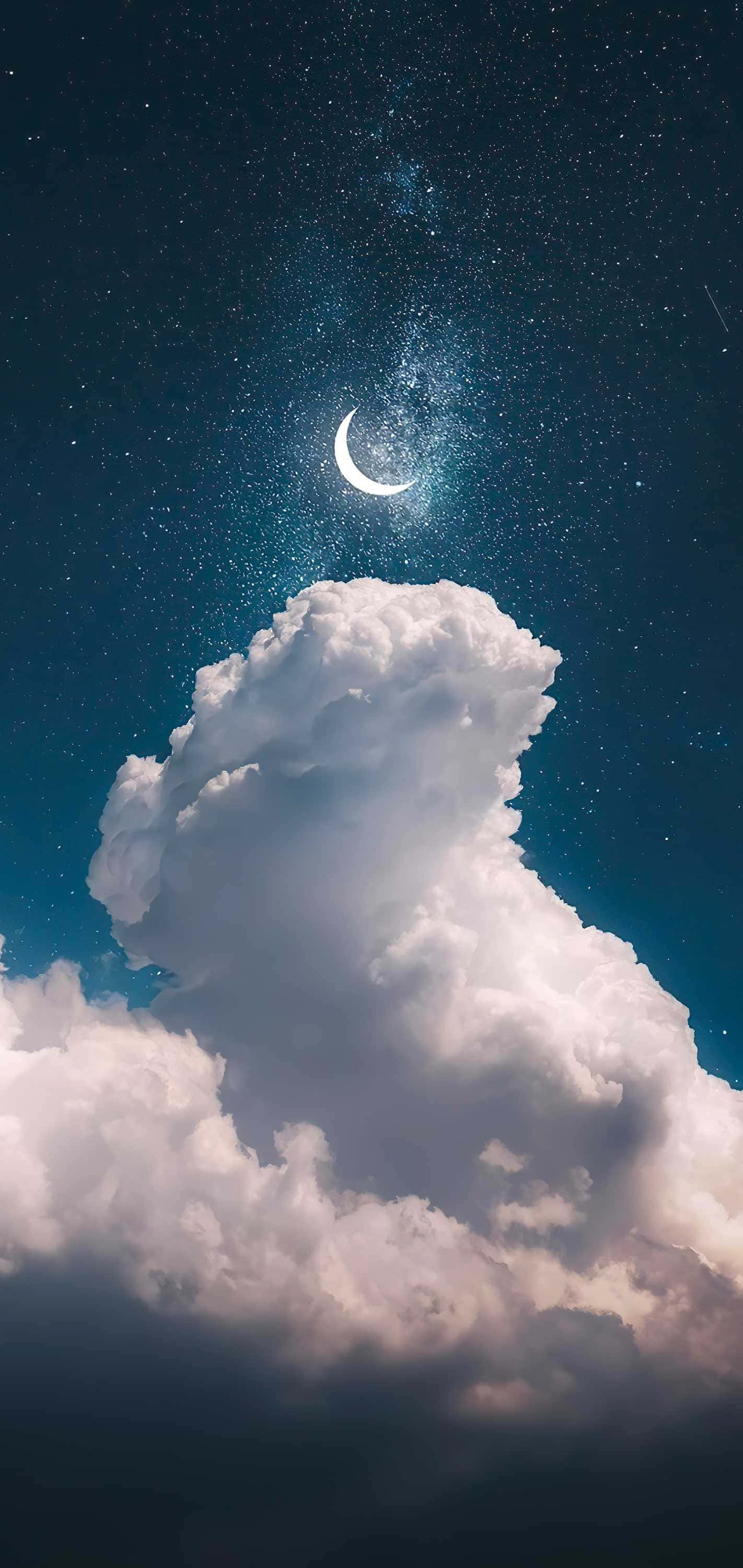 月光 桌布 壁紙 — 一彎新月在繁星點點的夜空和宇宙塵埃軌跡中，於高聳的雲層上方閃耀。