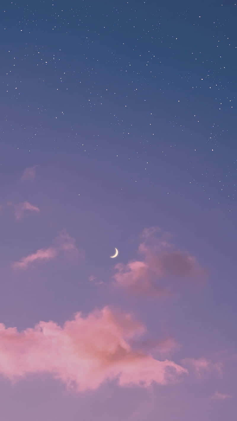 Moon And Stars iPhone 桌布 壁紙 — 一彎新月在繁星點點的暮色天空下，在粉彩粉紅色的雲朵上方柔和地發光。