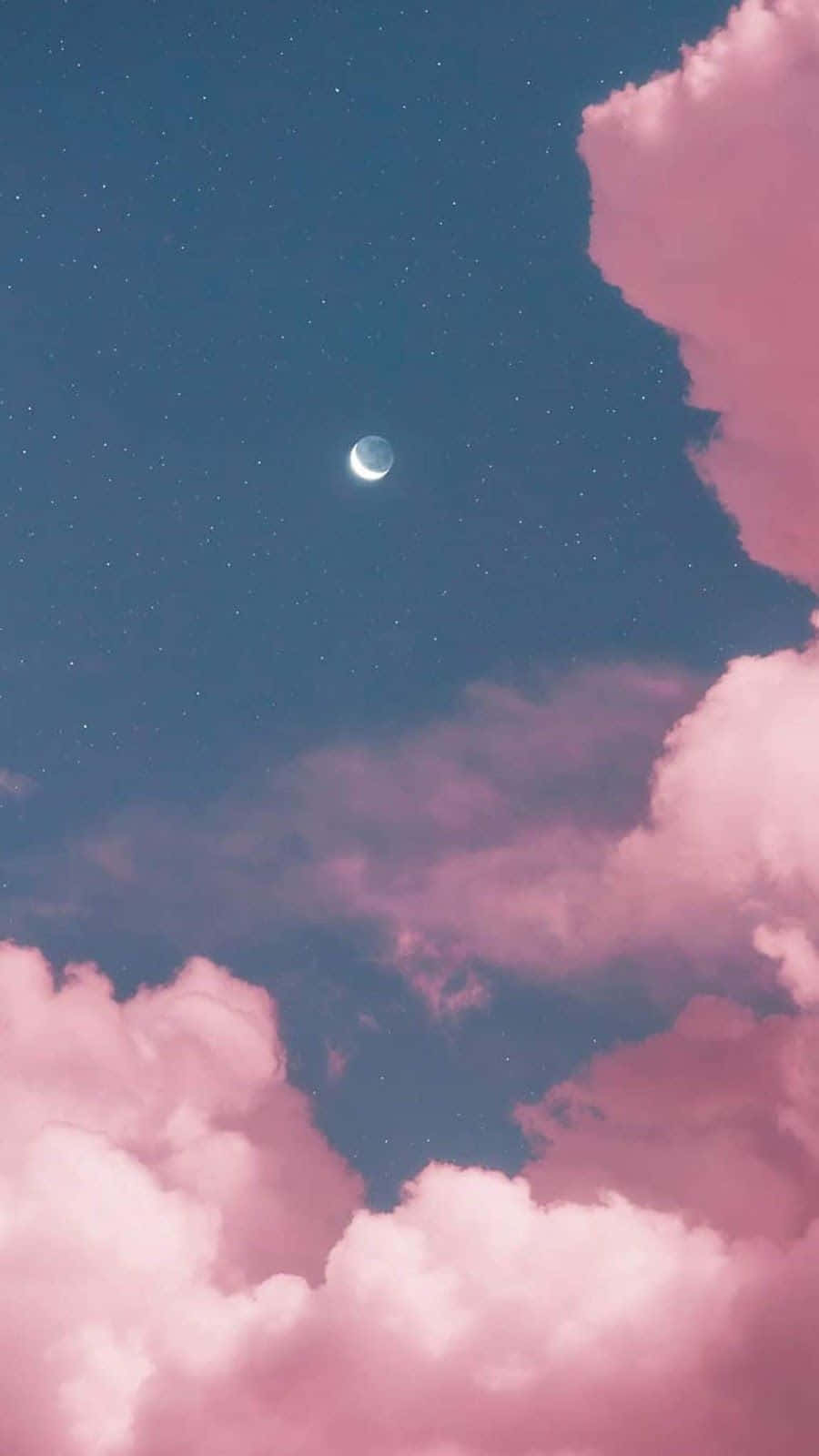 Aesthetic Sky 桌布 壁紙 — 一彎新月在繁星點點的暮色天空中，在蓬鬆的粉紅雲朵上方柔和地發光。