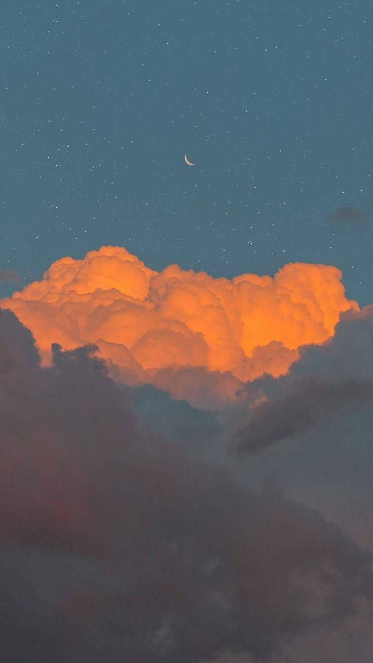 雲朵 桌布 壁紙 — 一彎新月在繁星點點的暮色天空中，於火橙色雲層上方閃耀。