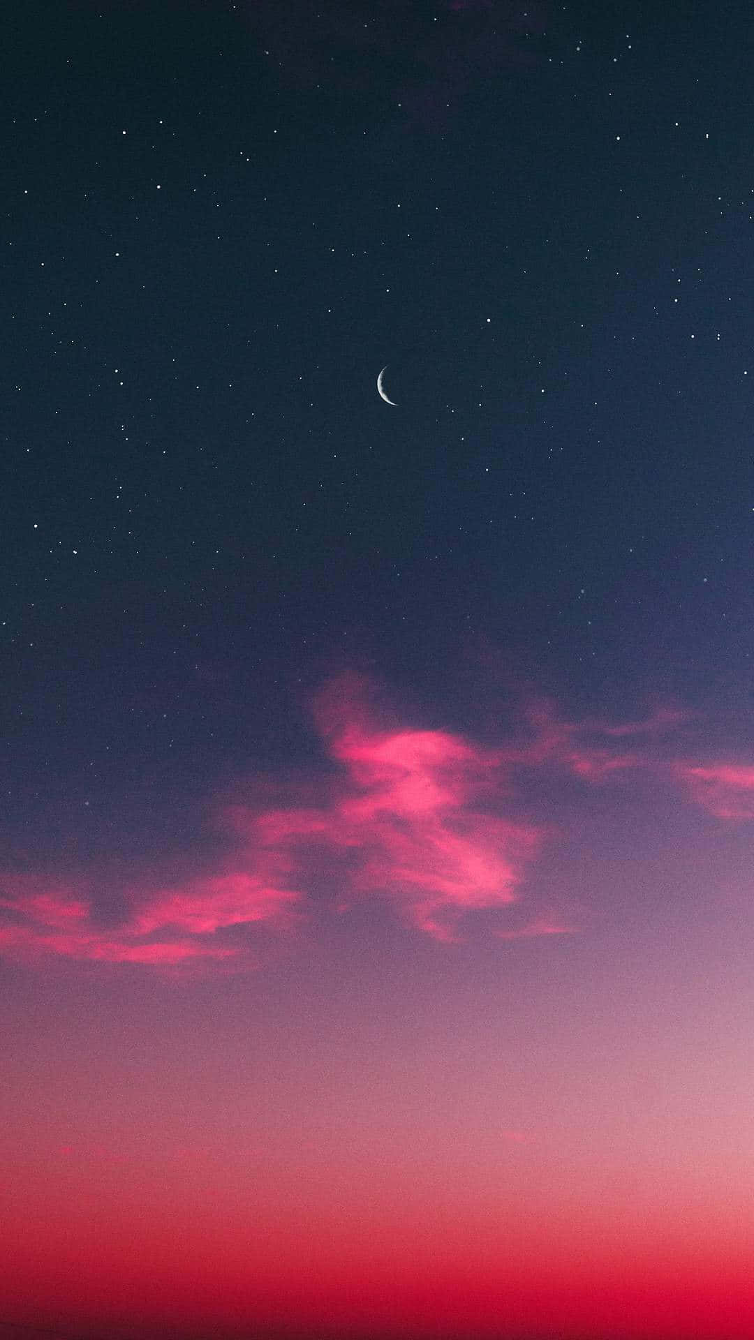 Clouds Aesthetic Tumblr 桌布 壁紙 — 一彎新月在繁星點點的暮色天空中，在充滿活力的粉紅色雲朵上方閃耀。