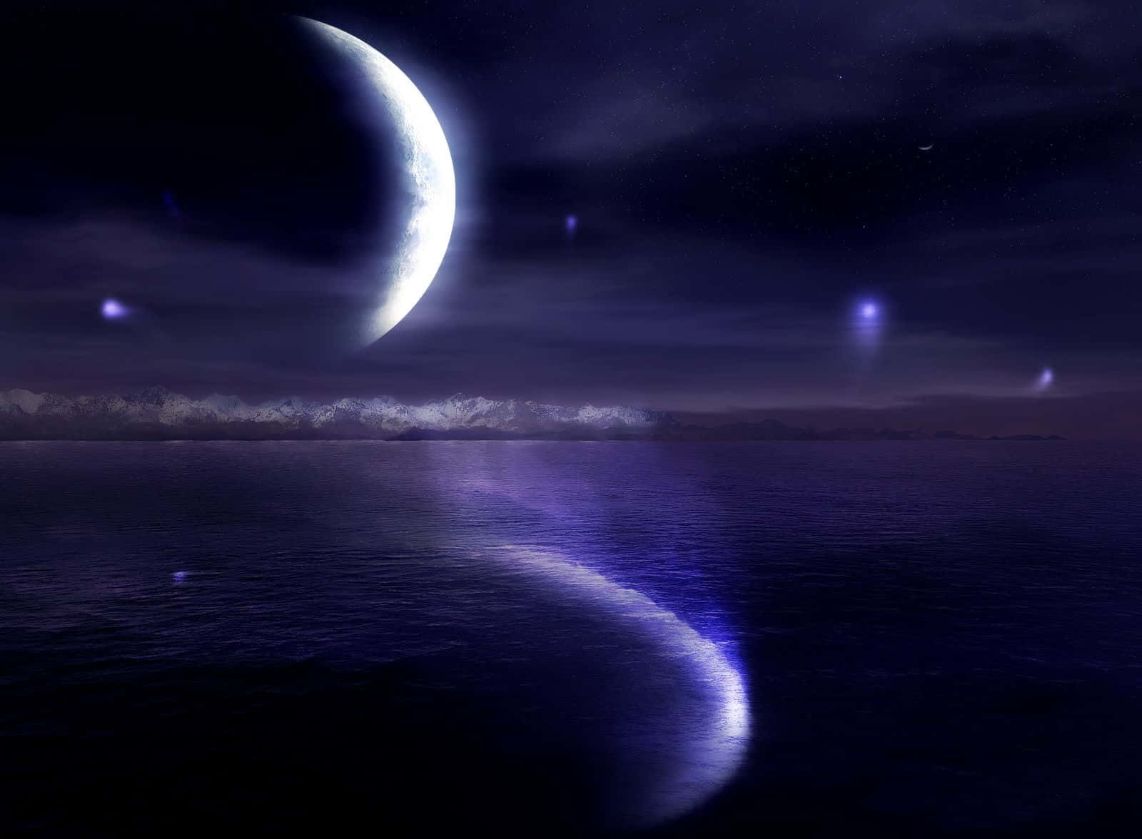 Moonlight 桌布 壁紙 — 一彎新月在繁星點點的紫色天空下，在黑暗的海洋上投射出一條發光的路徑，遠方有積雪的山峰。