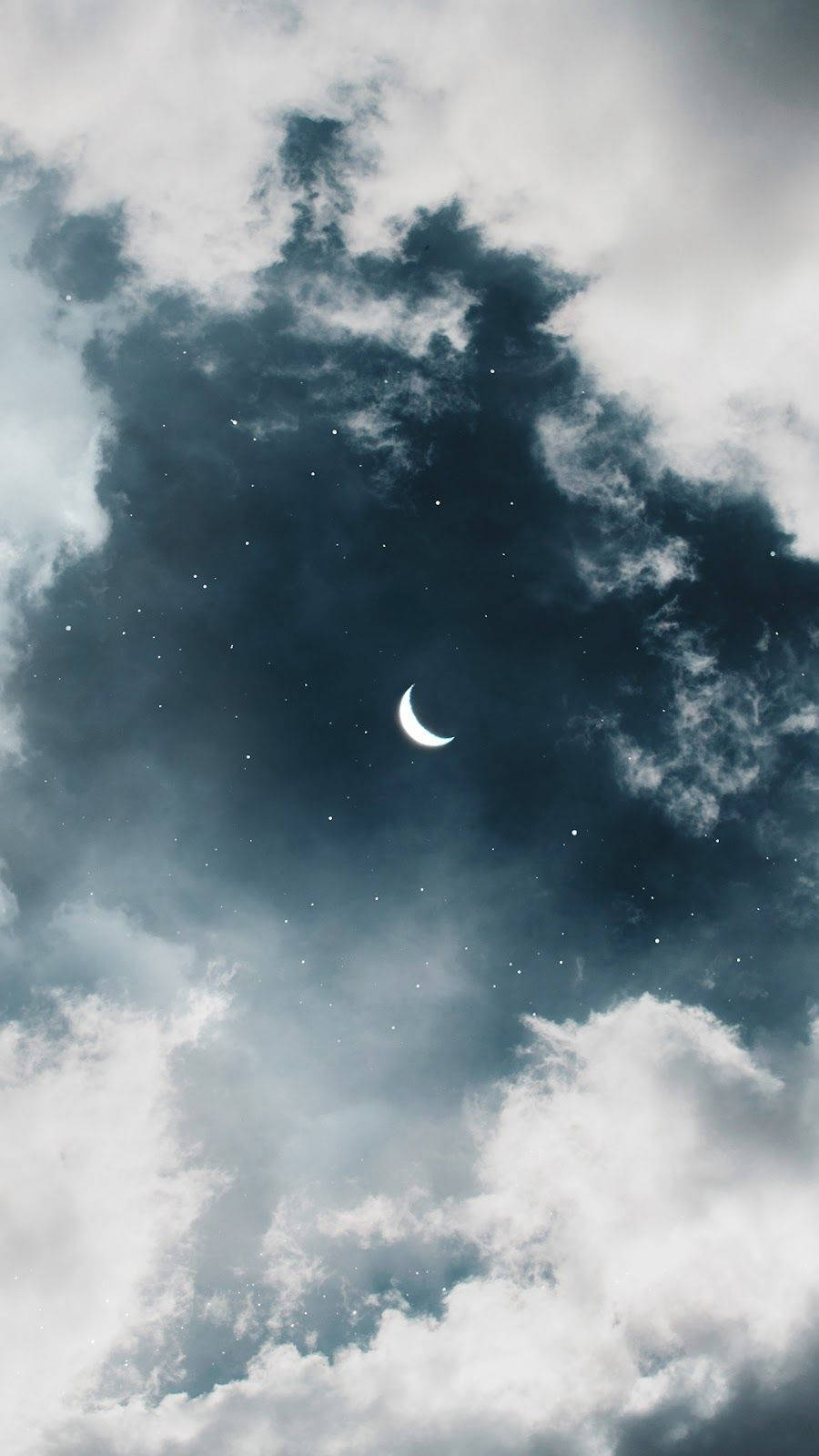 月光 桌布 壁紙 — 一彎新月在翻滾的雲層和散落的星星中柔和地發光，營造出憂鬱的夜空。