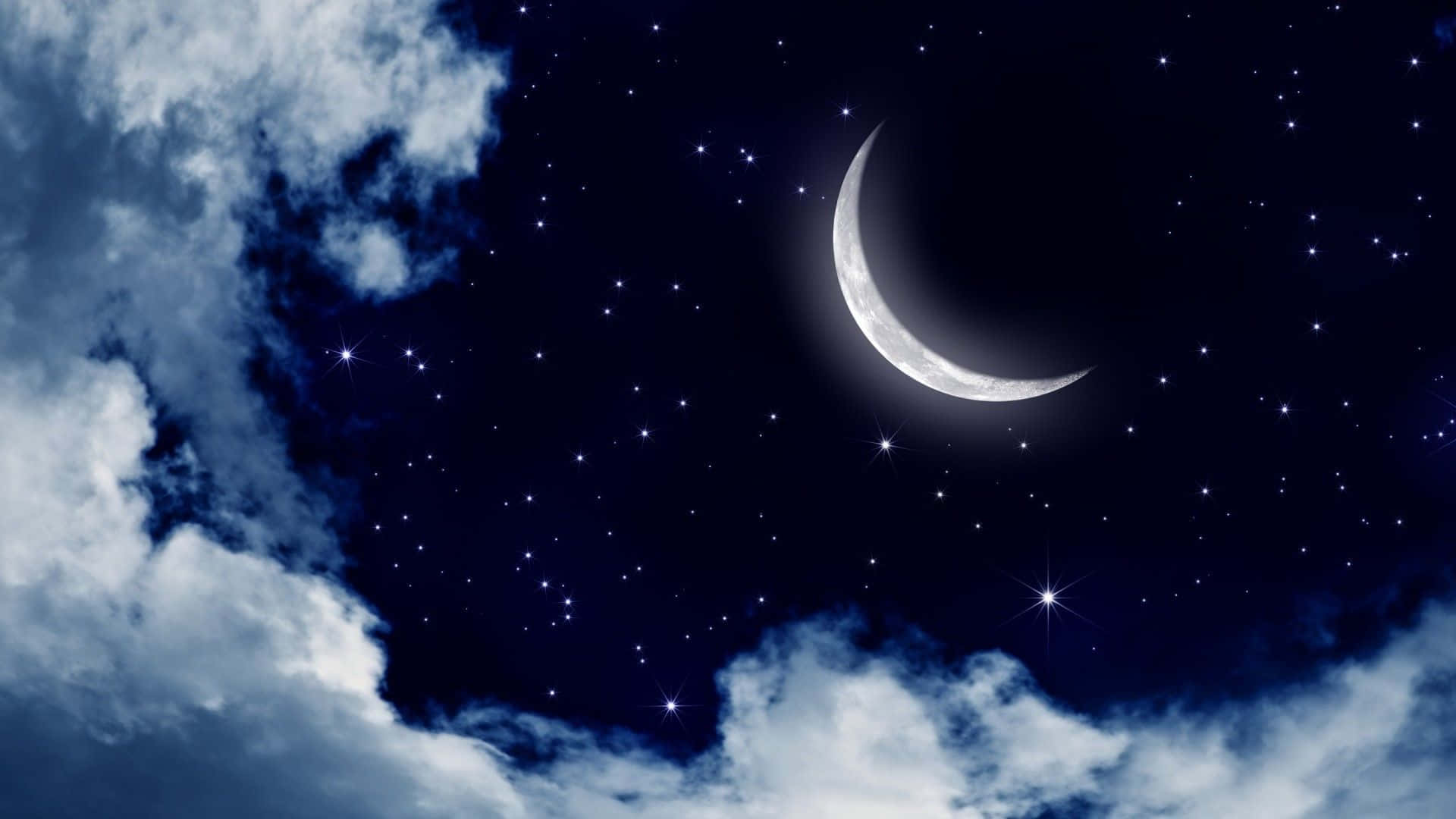 Beautiful Sky 桌布 壁紙 — 一彎新月在薄雲環繞的星空夜空上柔和地發光。