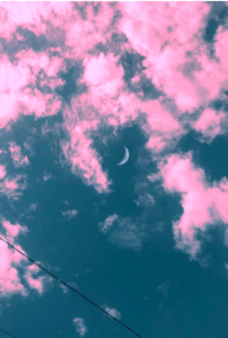 Pink And Blue Aesthetic 桌布 壁紙 — 一彎新月在超現實的天空中柔和發光，天空塗滿了鮮豔的粉紅雲彩和藍綠色。