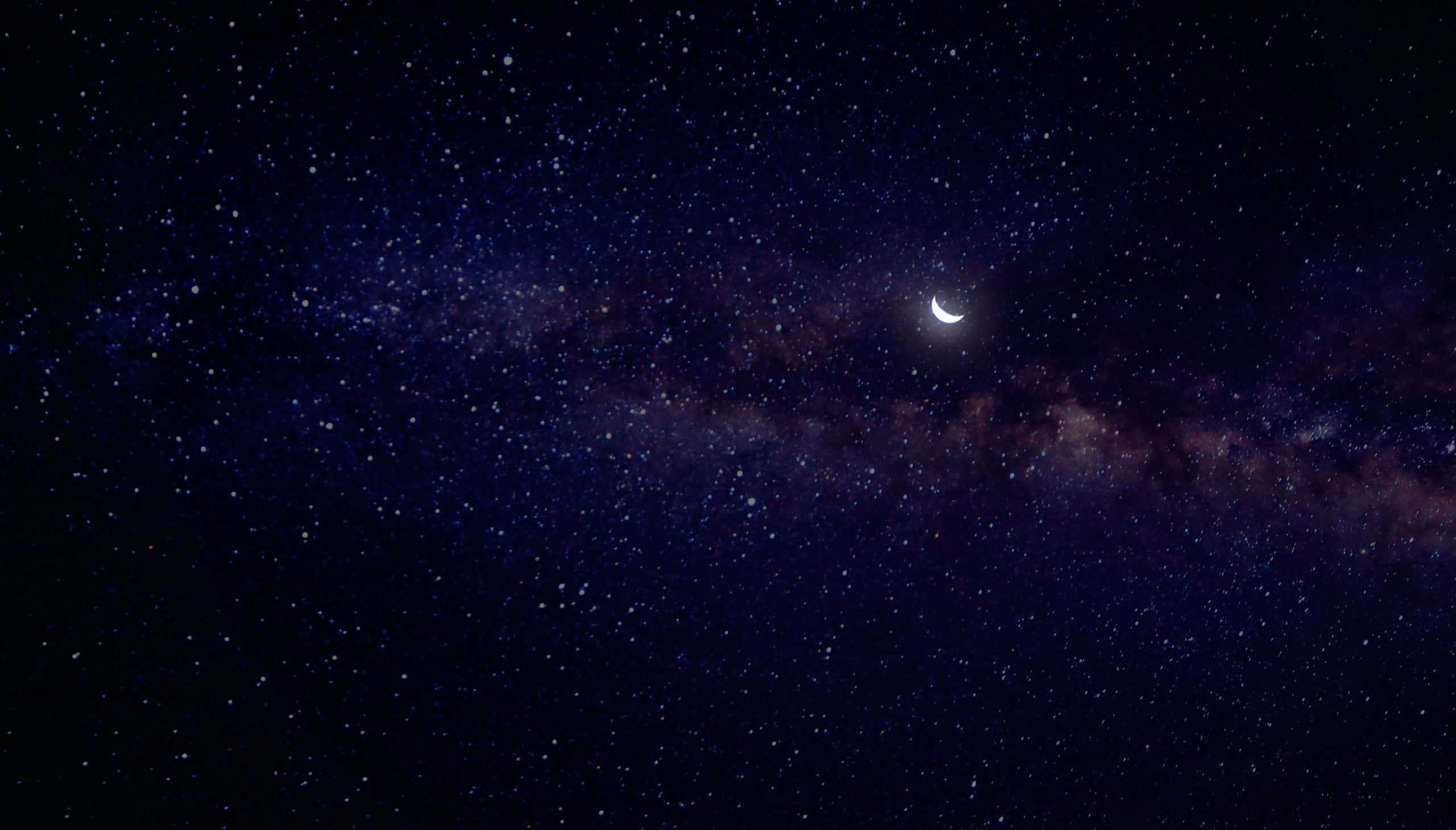 月光 桌布 壁紙 — 一彎新月在銀河發光帶上方閃耀，映襯著深邃的星空夜空。