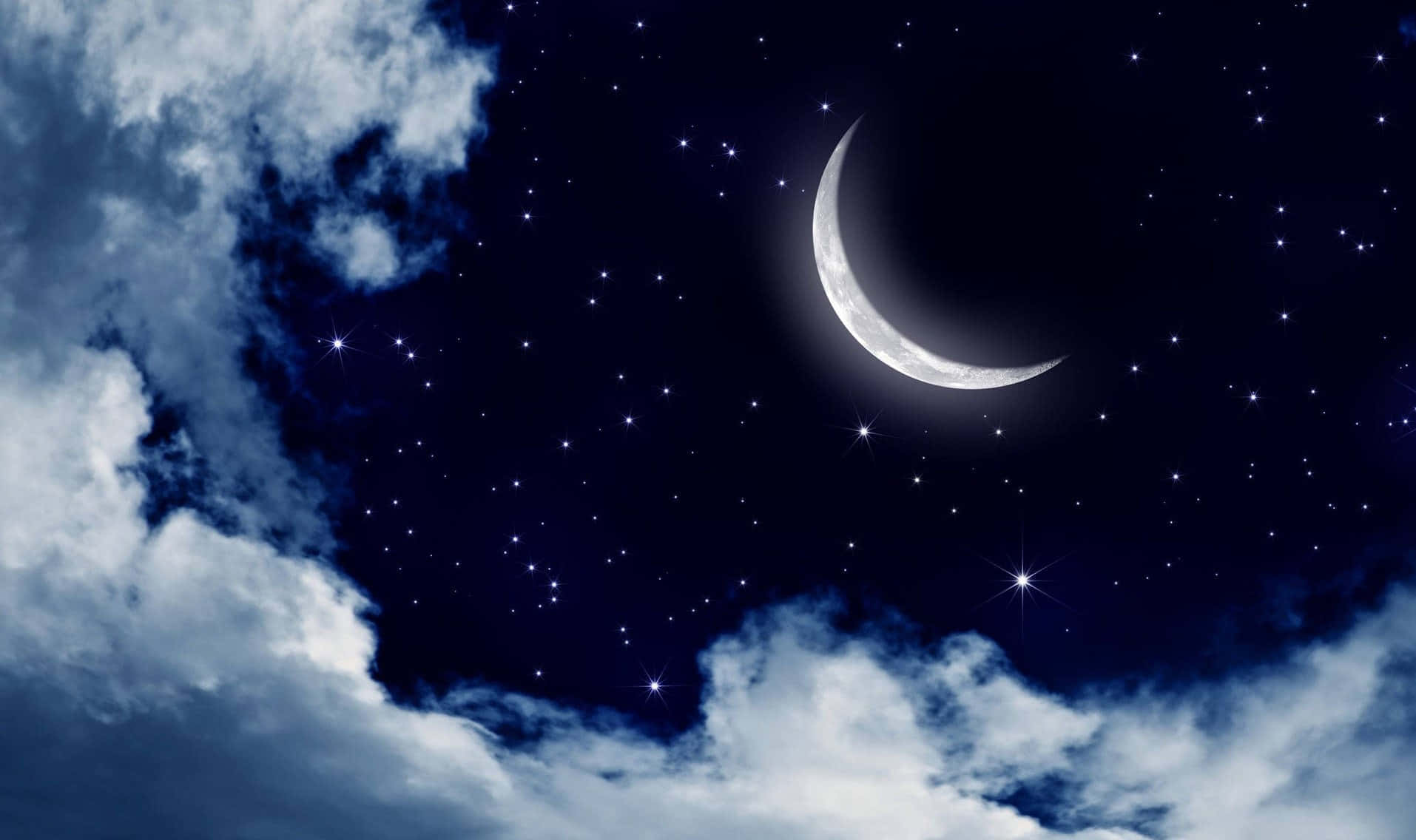 Midnight 桌布 壁紙 — 一彎新月在閃爍的星星和柔和的藍色雲朵中發光，寧靜的夜空。