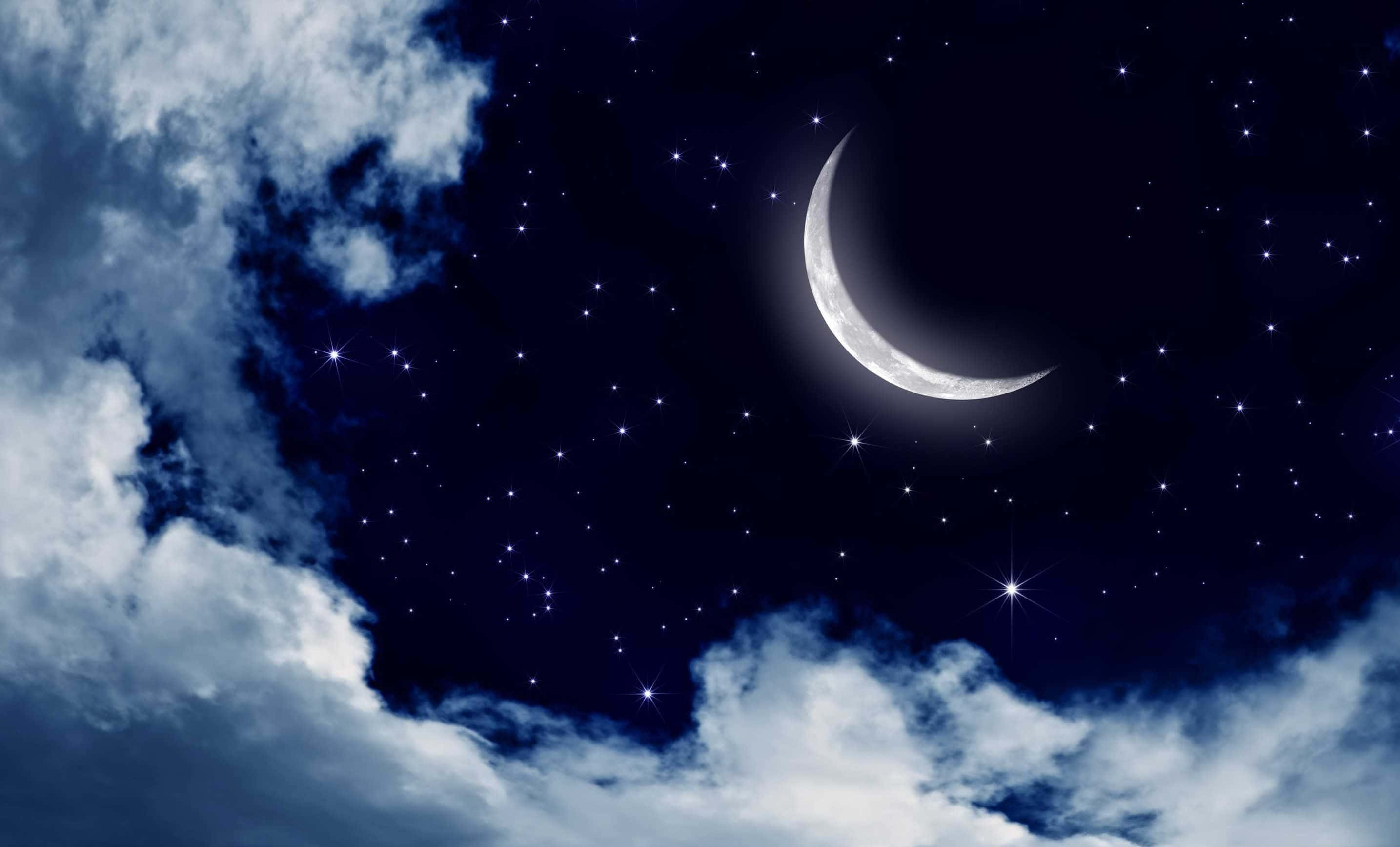 Aesthetic Night Sky 桌布 壁紙 — 一彎新月在閃爍的星星和柔軟的藍雲中發光，寧靜的夜空。