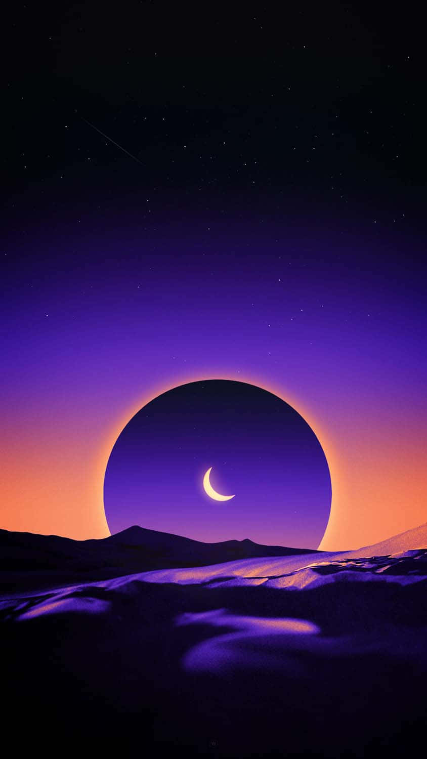 Moon iPhone 桌布 壁紙 — 一彎新月在黑暗的圓形虛空中發光，背景是剪影沙丘上充滿活力的紫色和橙色暮色天空。