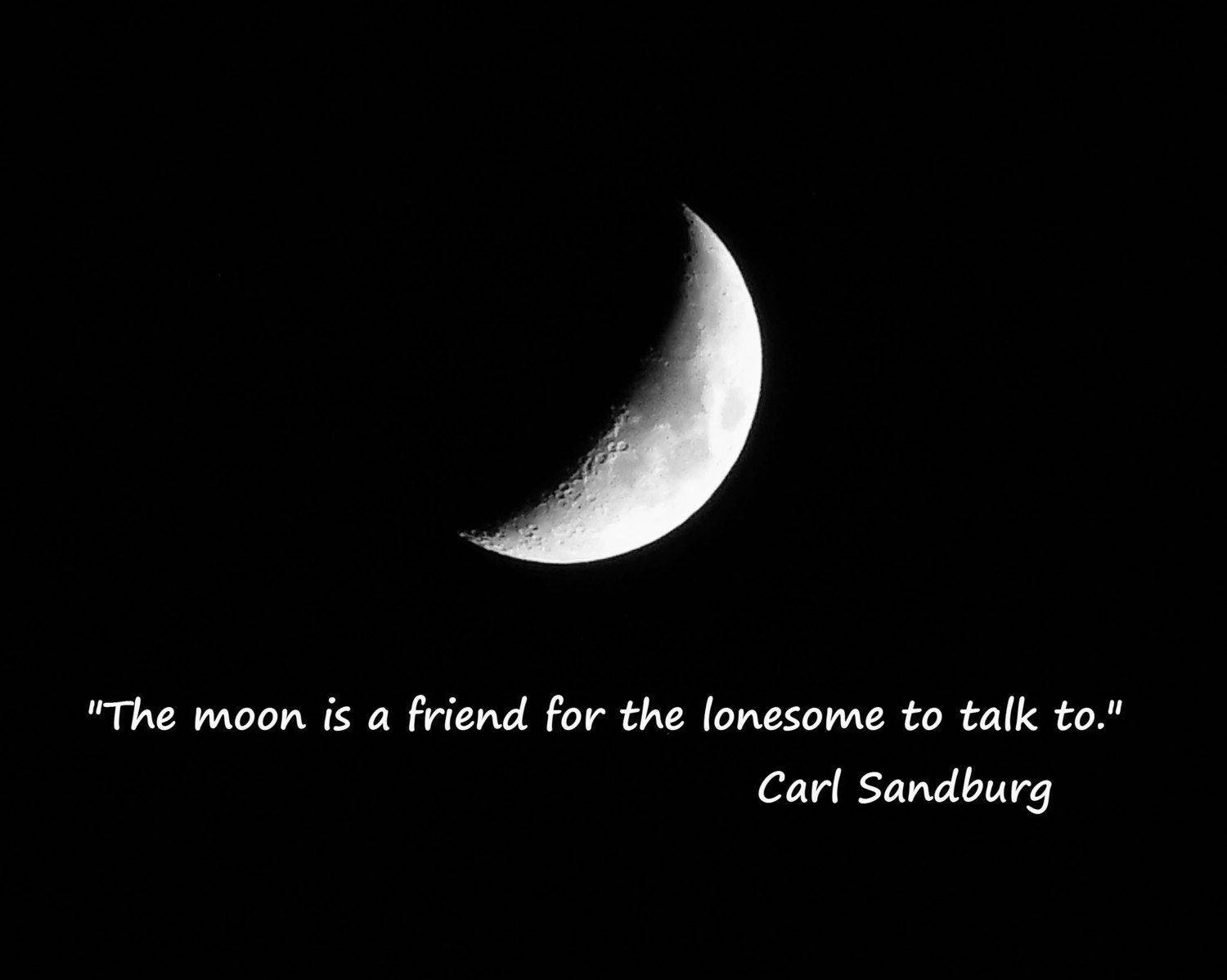 moon quotes 桌布 壁紙 — 一彎新月帶有可見的隕石坑，在漆黑的天空中柔和發光，並疊加了一句引言。