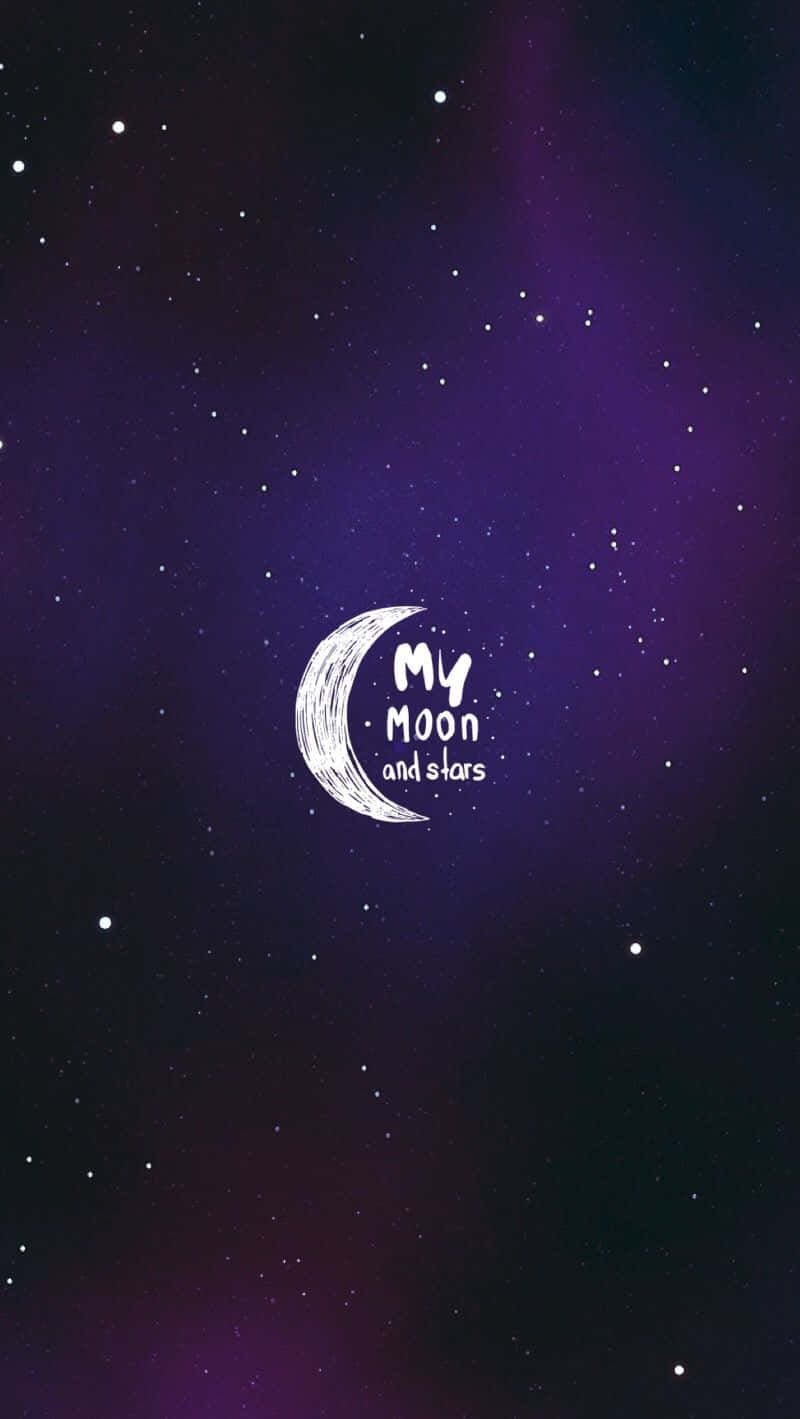 Moon And Stars iPhone 桌布 壁紙 — 一彎新月帶有手寫文字，在繁星點點的紫色夜空中旋轉。