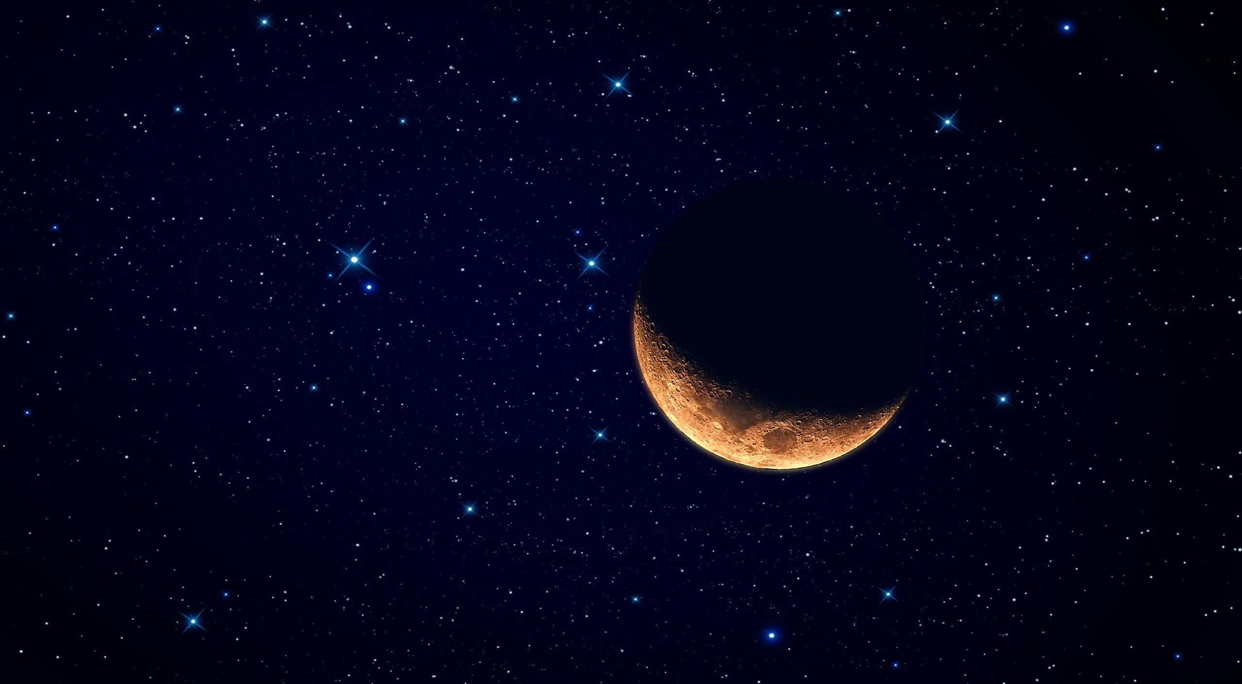 Pretty Moon 桌布 壁紙 — 一彎新月帶有發光的橙色邊緣，在深藍色的星空中寧靜地漂浮。