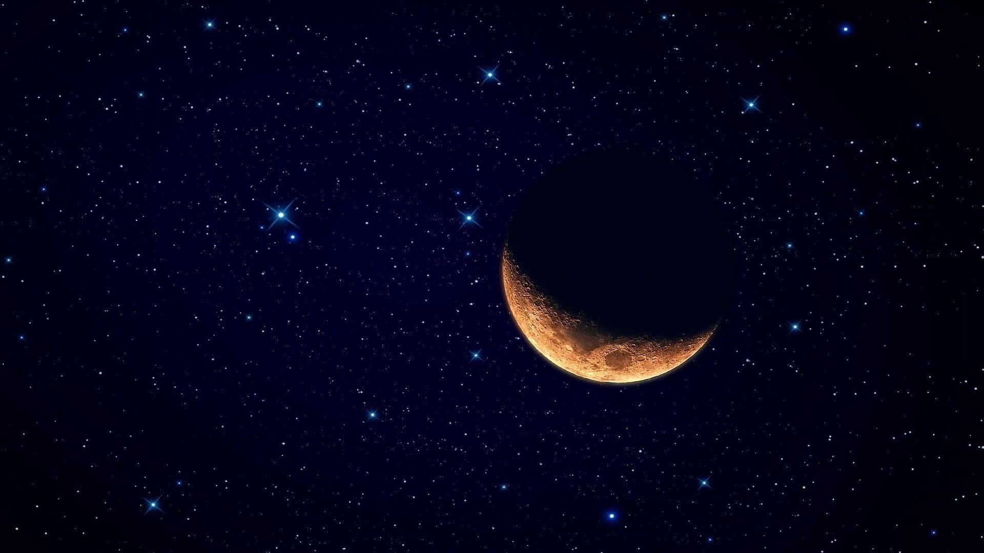 月亮與星星 桌布 壁紙 — 一彎新月帶有發光的橙色邊緣，在點綴著閃爍星星的深藍色星空中靜靜漂浮。