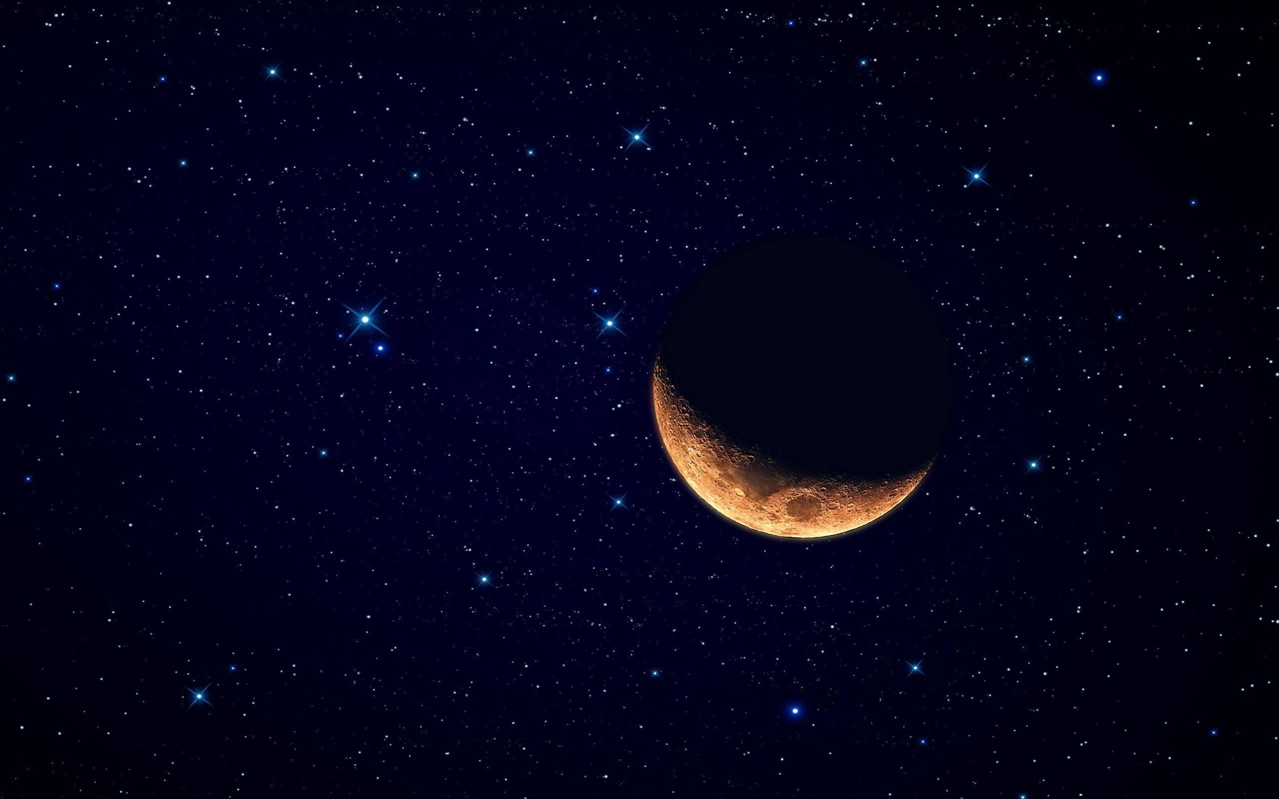 月亮與星星 桌布 壁紙 — 一彎新月帶有發光的橙色邊緣，懸掛在點綴著明亮藍色星星的深藍色星空中。