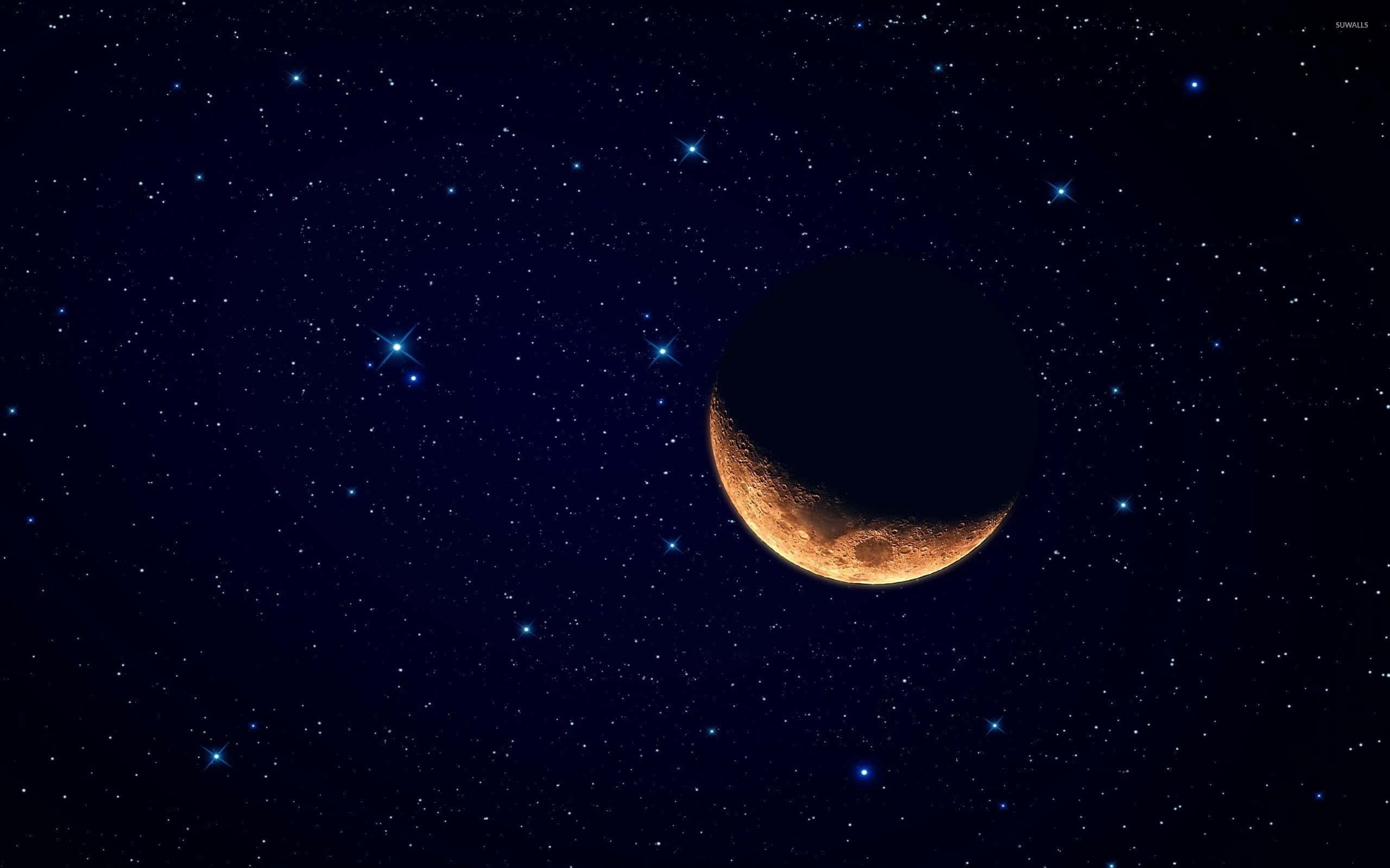Stars 桌布 壁紙 — 一彎新月帶有發光的橙色邊緣，懸掛在深藍色星空中，點綴著明亮的藍色星星。