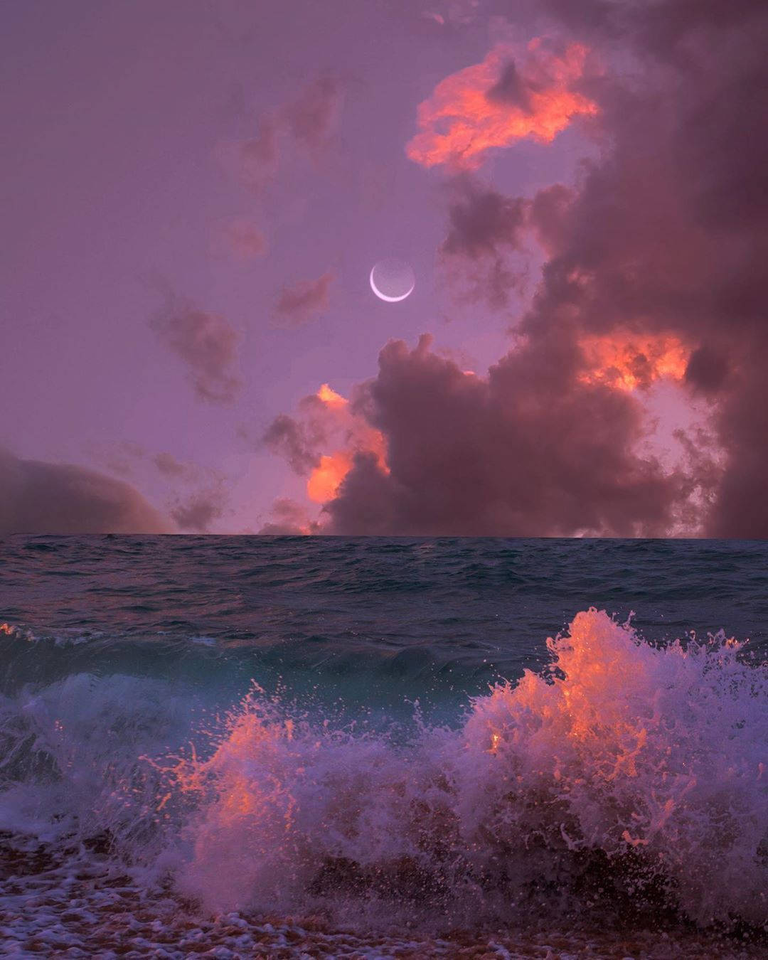 Indigo Aesthetic 桌布 壁紙 — 一彎新月懸掛在波濤洶湧的海洋上空，火紅的橙色雲彩在紫色暮色天空中閃耀。