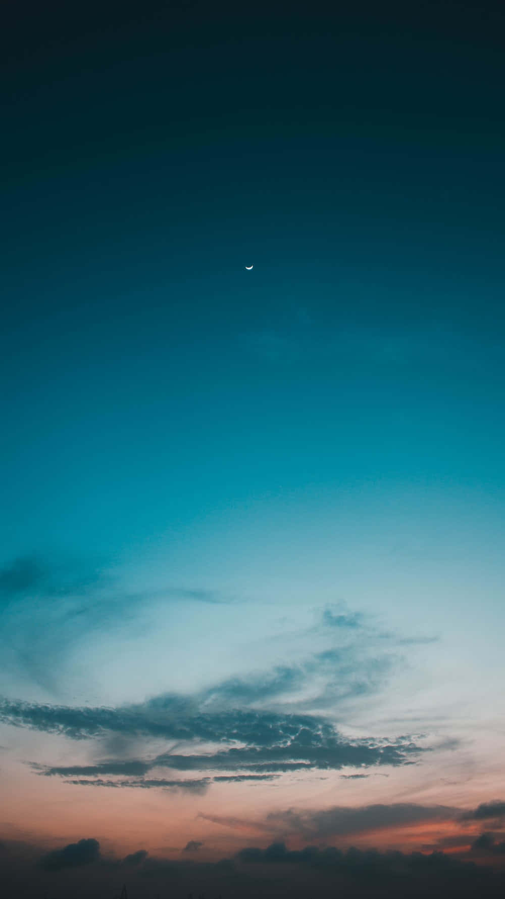 Aesthetic Cloud 桌布 壁紙 — 一彎新月掛在暮色天空中，從深藍綠色過渡到下方柔和的粉紅色雲朵。