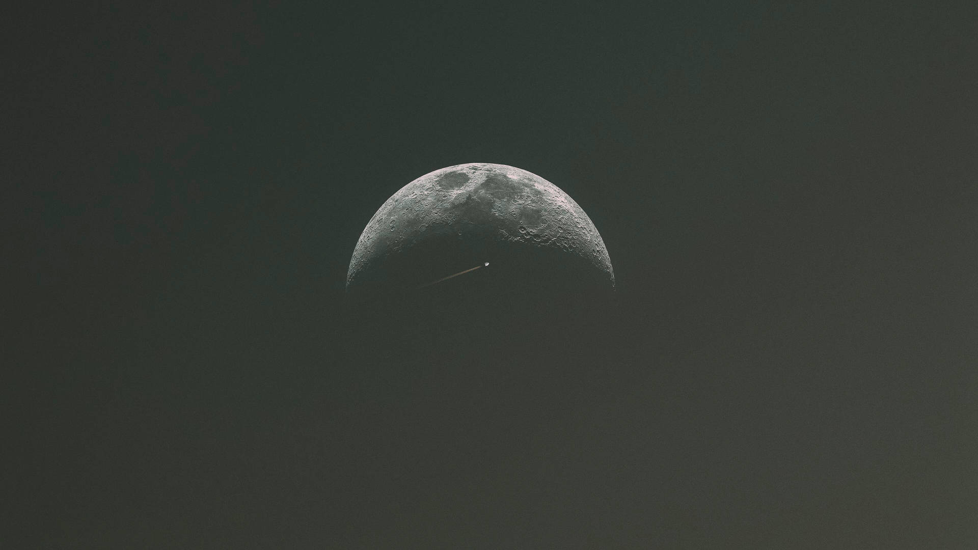 新月與流星劃過夜空。 — 黑白 壁紙