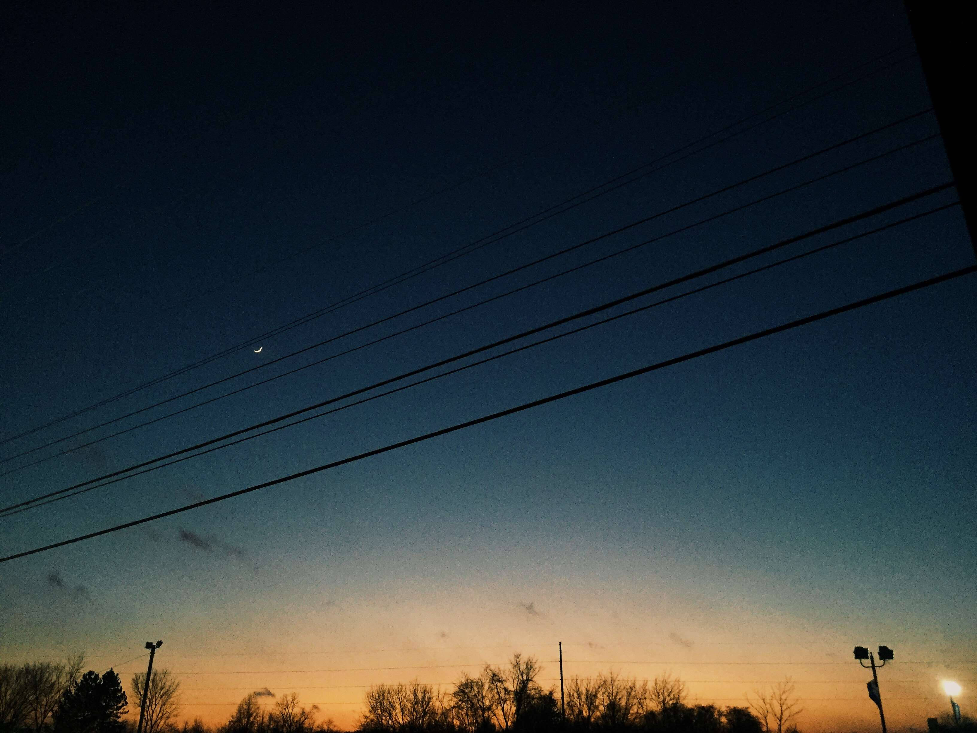 Vsco 桌布 壁紙 — 一彎新月掛在電線上，襯托著從橙色漸變為深藍色的暮色天空。