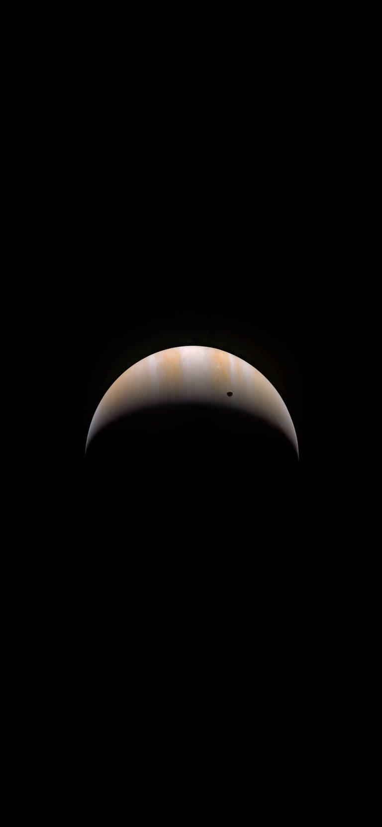 iPhone 桌布 壁紙 — 一彎新月狀的木星，帶有旋轉的條紋和一顆小衛星，在漆黑的太空中閃耀。