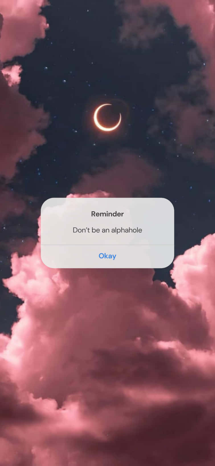 Aesthetic Reminder 桌布 壁紙 — 一彎新月穿過粉紅色的雲層發光，上方有一個手機提醒，寫著「不要做個阿爾法混蛋」。