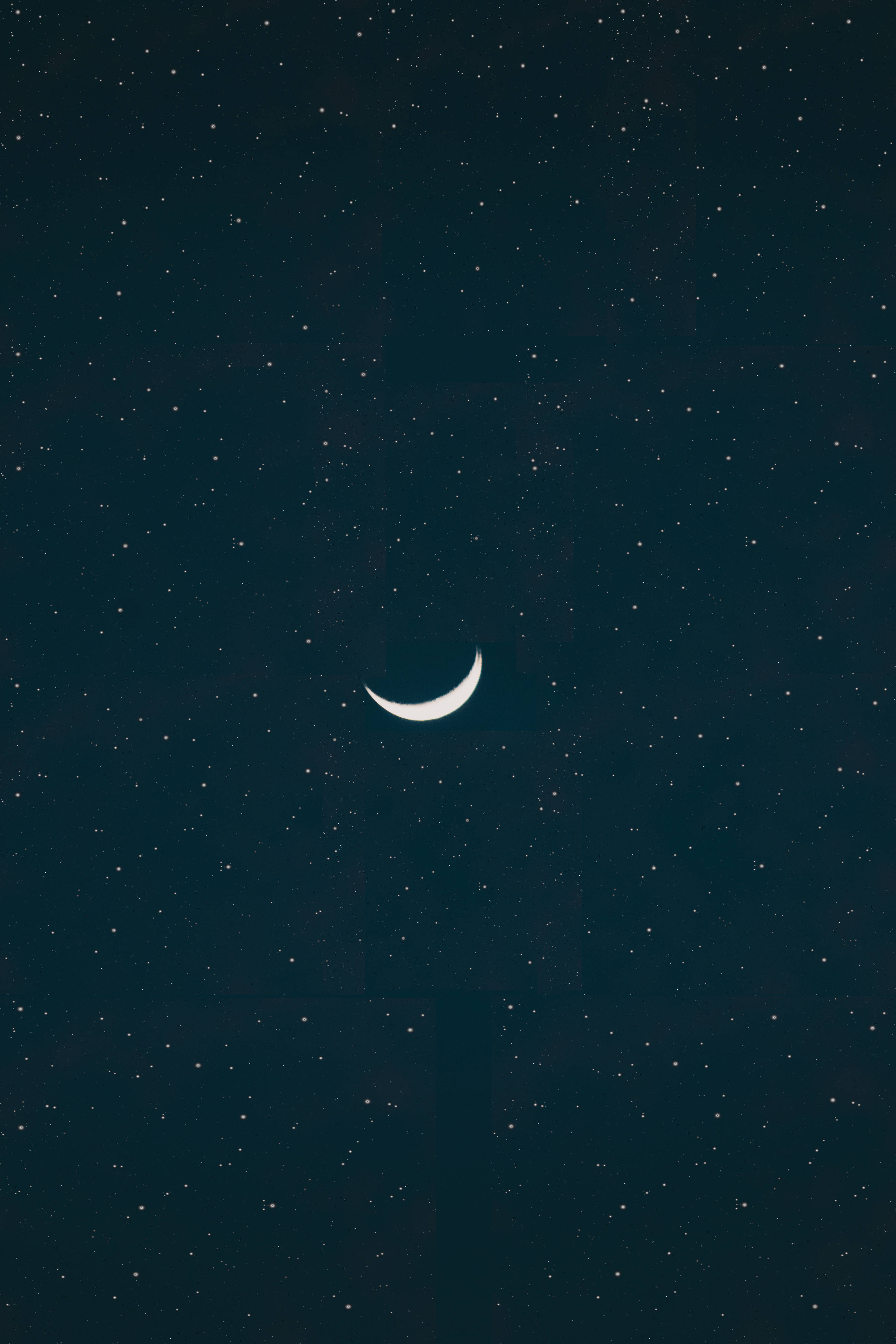 HD Moon 桌布 壁紙 — 一彎精緻的弦月在深藍色的夜空中柔和地發光，點綴著無數遙遠的星星。