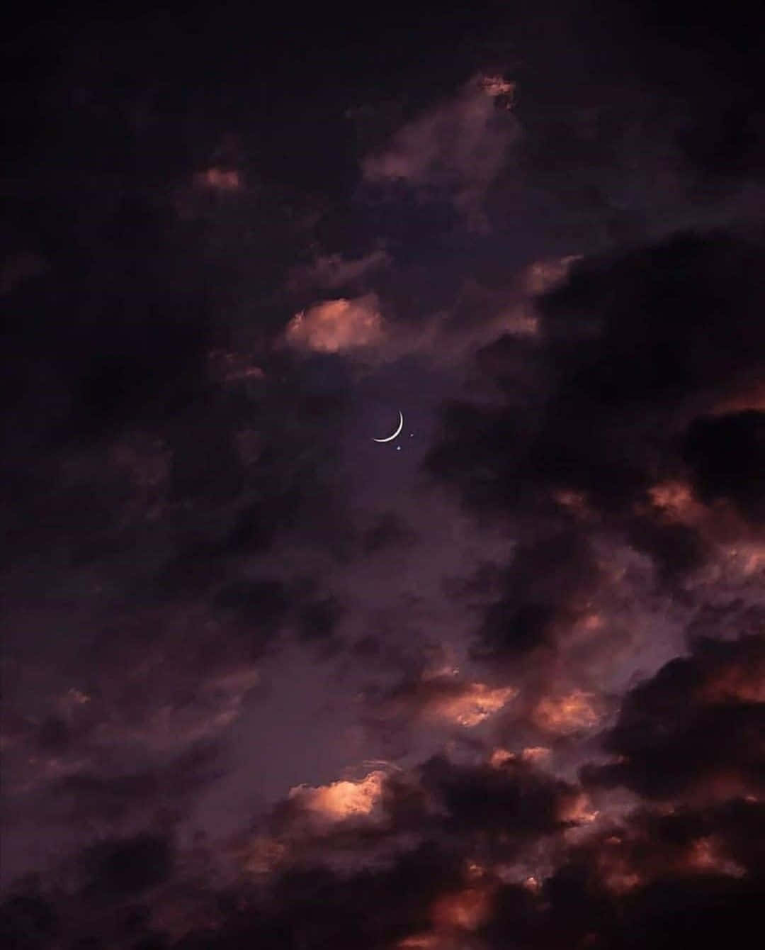 Dark Sky 桌布 壁紙 — 一彎精緻的月牙和兩顆星星在暮色中穿過戲劇性的紫色和橙色雲層窺視。