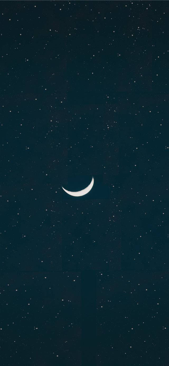月光 桌布 壁紙 — 一彎精緻的月牙在深藍色的夜空中柔和地發光，點綴著無數遙遠的星星。