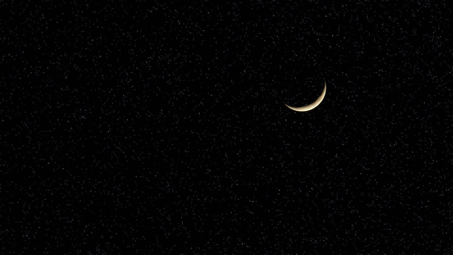 高清 桌布 壁紙 — 一彎精緻的月牙在深邃夜空中的繁星之間柔和地發光。