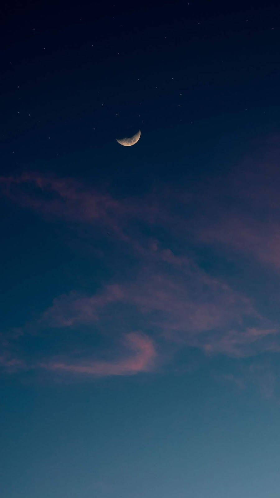月夜星空 桌布 壁紙 — 一彎精緻的月牙在繁星點點的夜空下，照耀在柔和的紫色和藍色雲層之上。