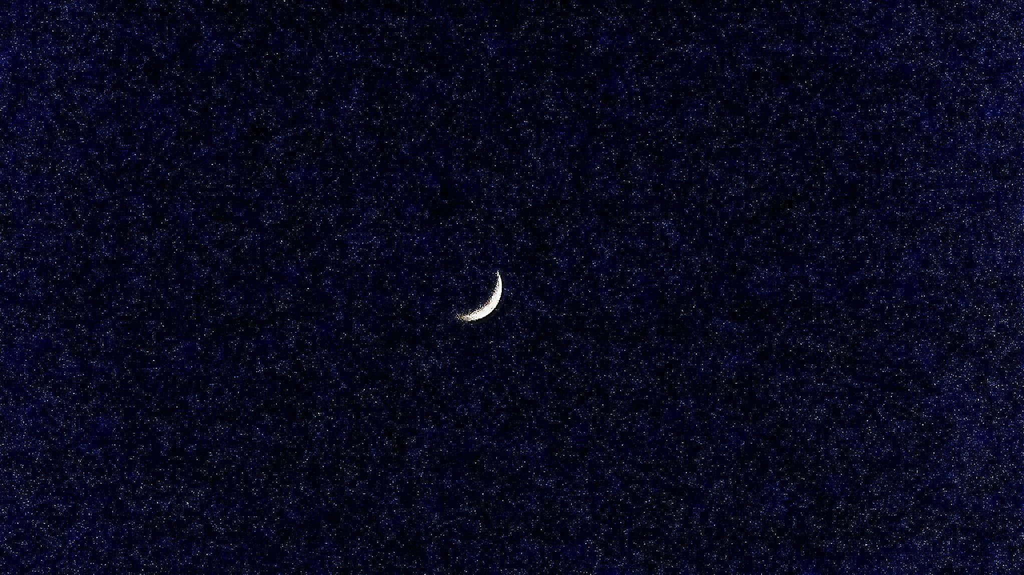 Stars 桌布 壁紙 — 一彎纖細的月牙在深藍色的夜空中柔和地發光，點綴著無數星星。