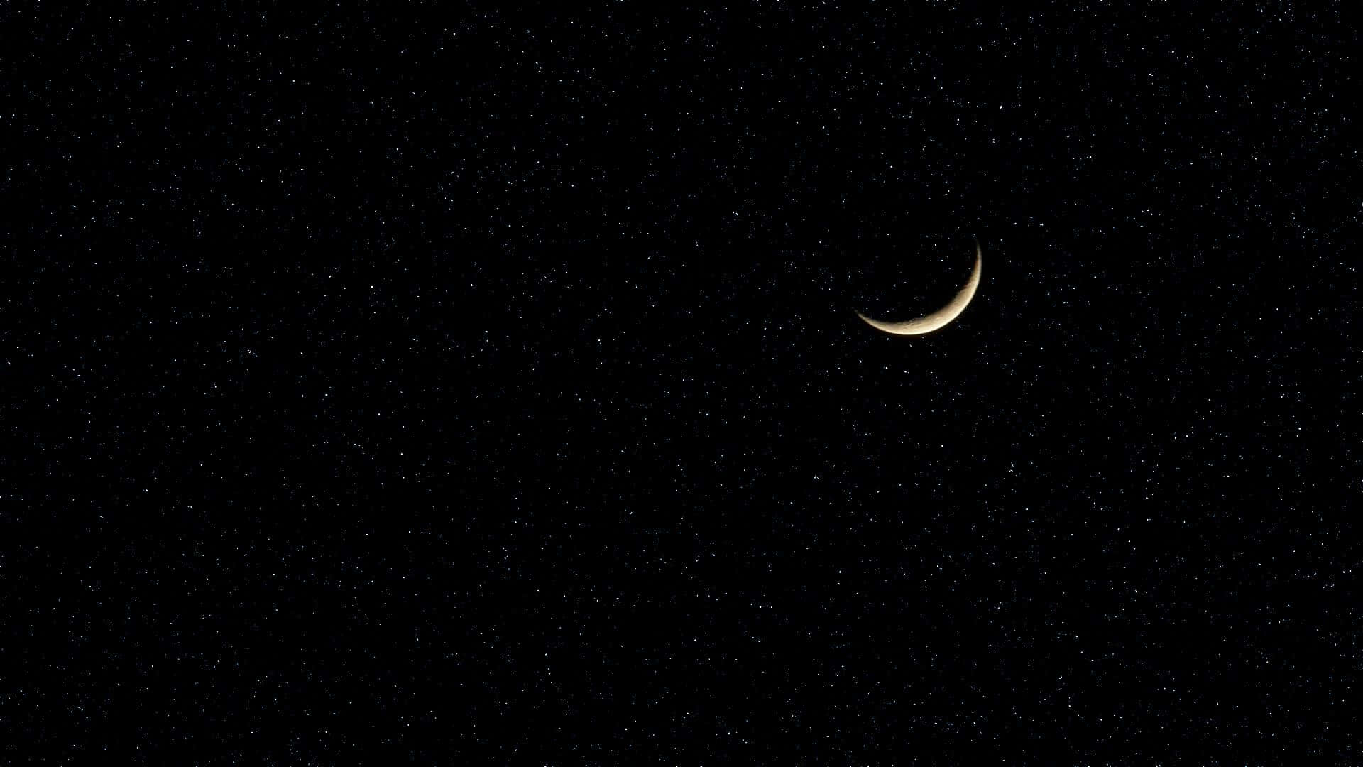 月亮與星星 桌布 壁紙 — 一彎纖細的月牙在深邃夜空中的廣闊星野上柔和地發光。