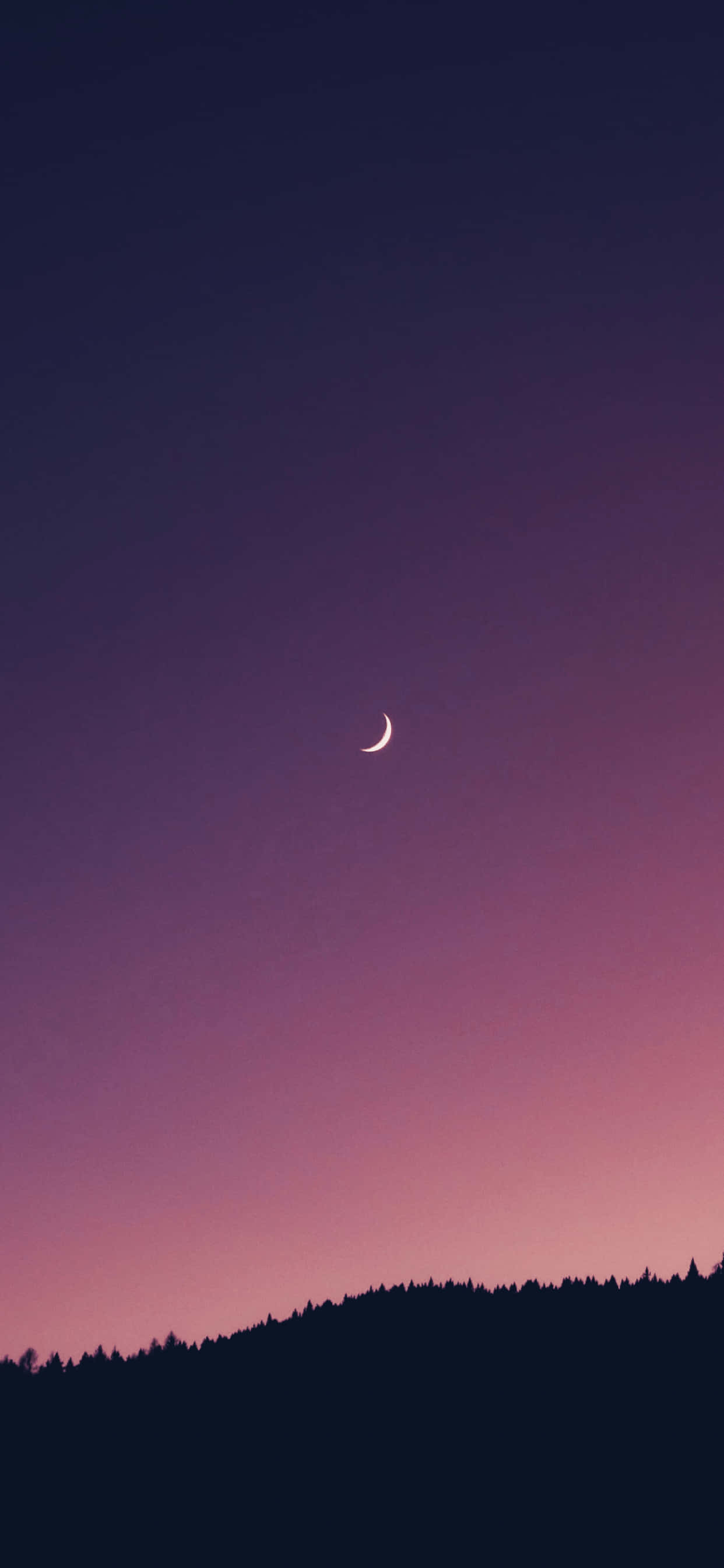 Moon iPhone 桌布 壁紙 — 一彎纖細的月牙在漸變的暮色天空中閃耀，下方是黑暗的森林輪廓。