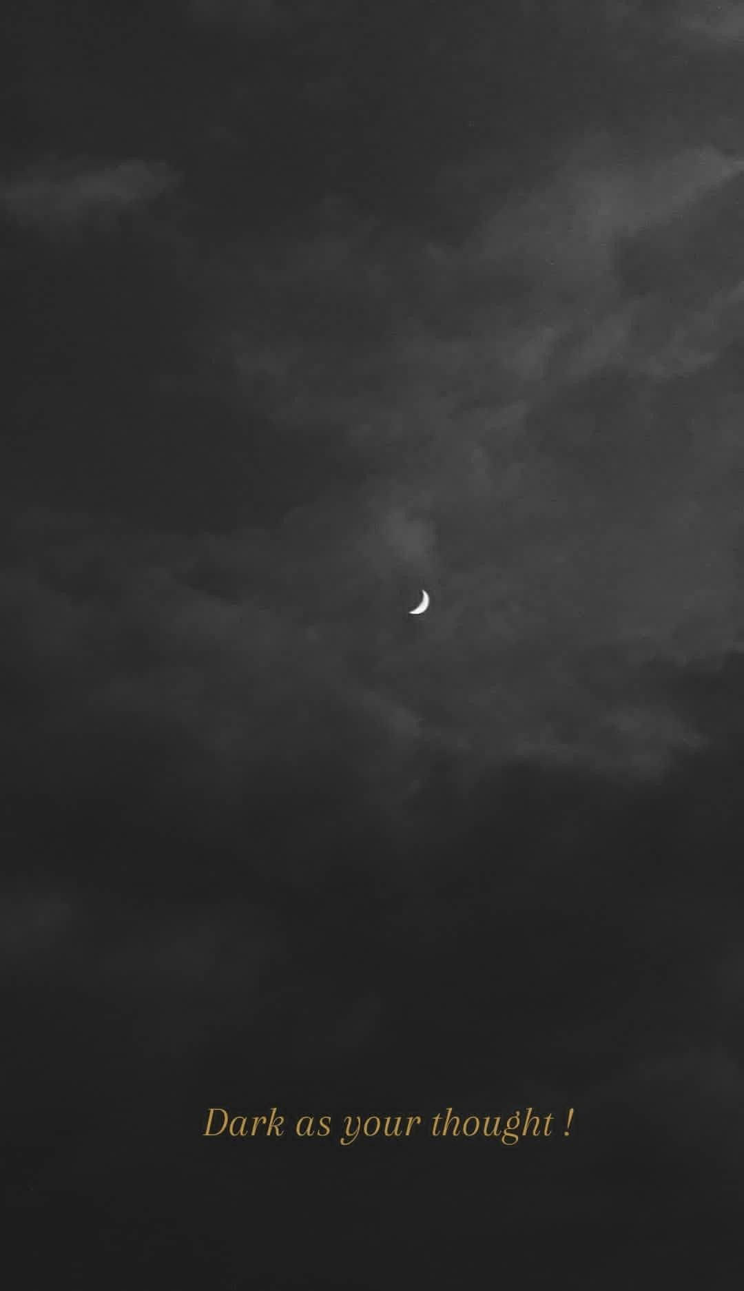moon quotes 桌布 壁紙 — 一彎纖細的月牙在黑暗的天空下，透過密集、有紋理的暴風雲層隱約發光。