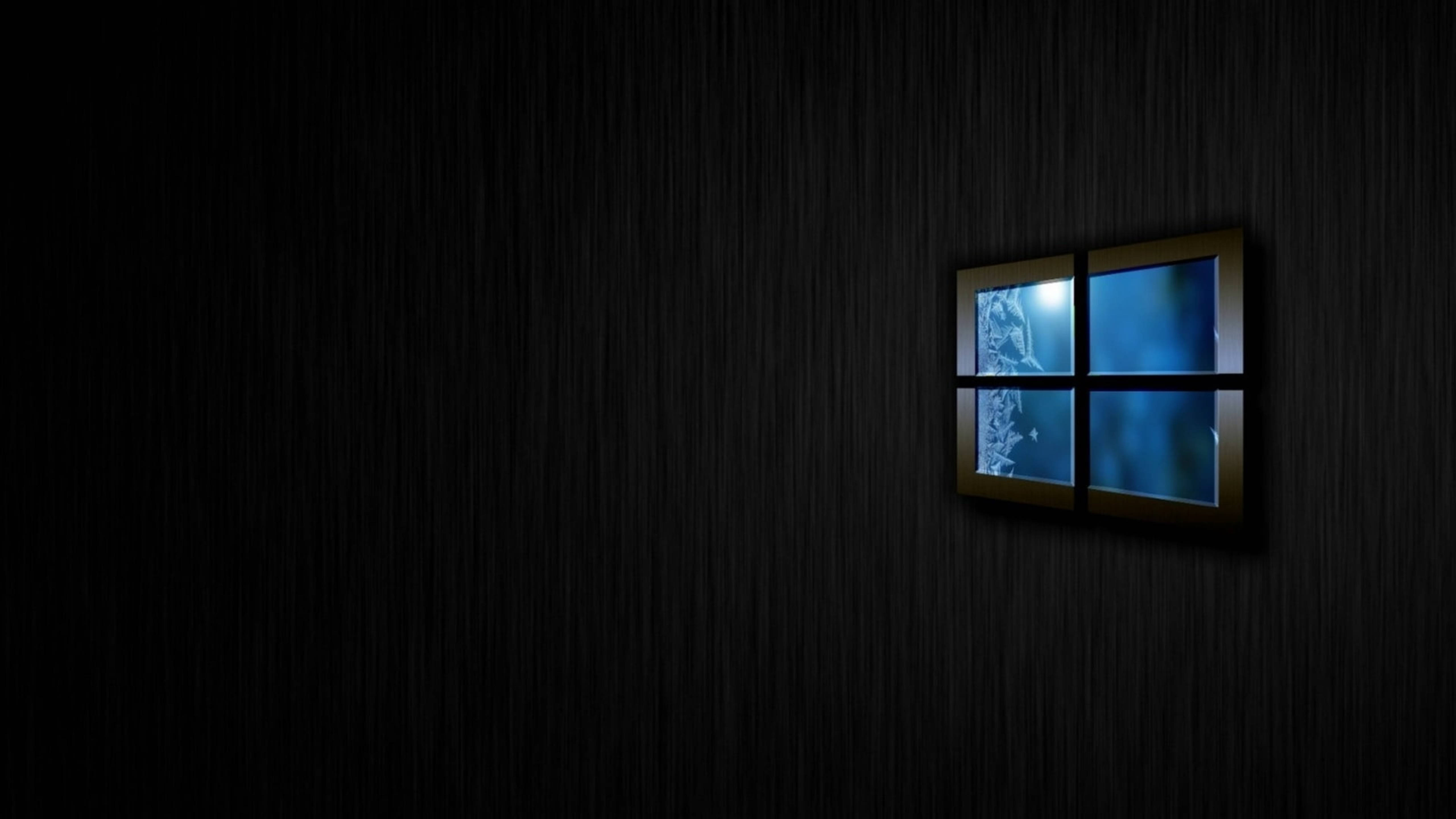 Windows 10 桌布 壁紙 — 一扇四格窗戶在昏暗的房間中，在深色紋理牆壁上發出藍光。