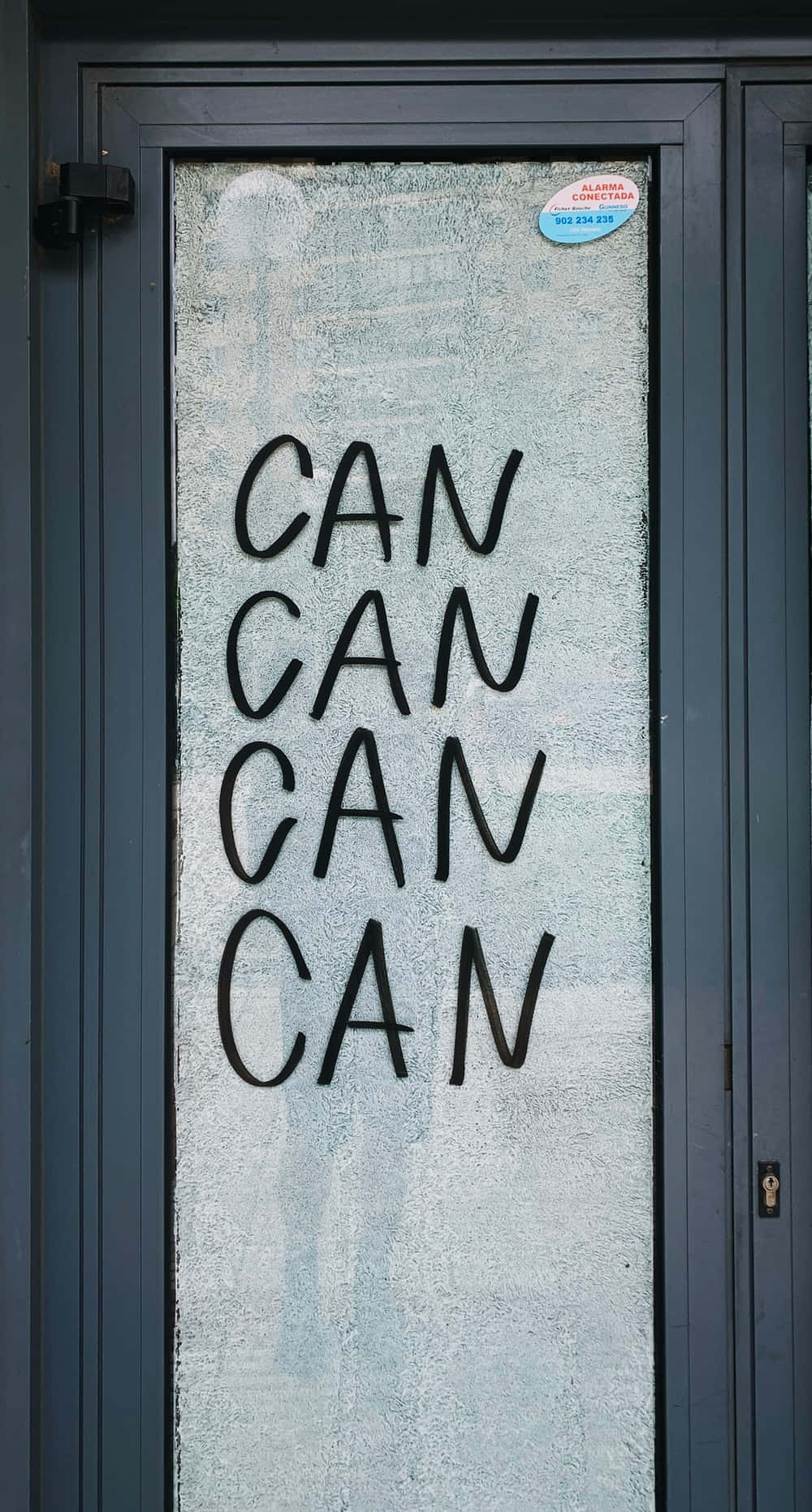 一扇寫有「can can」字樣的玻璃門 壁紙