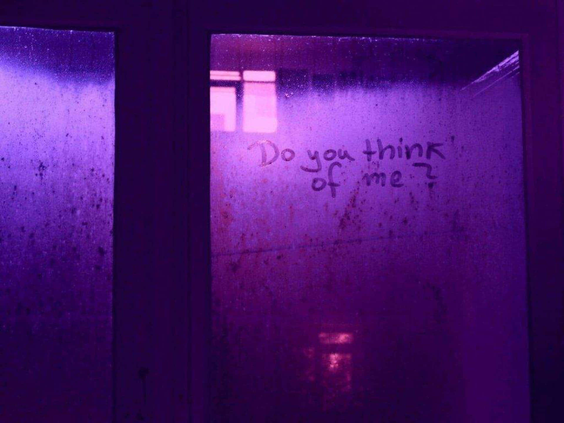 Purple Grunge Aesthetic 桌布 壁紙 — 一扇帶霧氣、紫色燈光的玻璃門上，在昏暗陰森的走廊裡寫著手寫訊息「你想我嗎？」