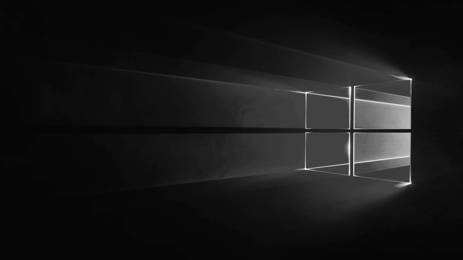 Black Windows 桌布 壁紙 — 一扇極簡黑白窗戶，光線穿過黑暗房間中的灰塵。