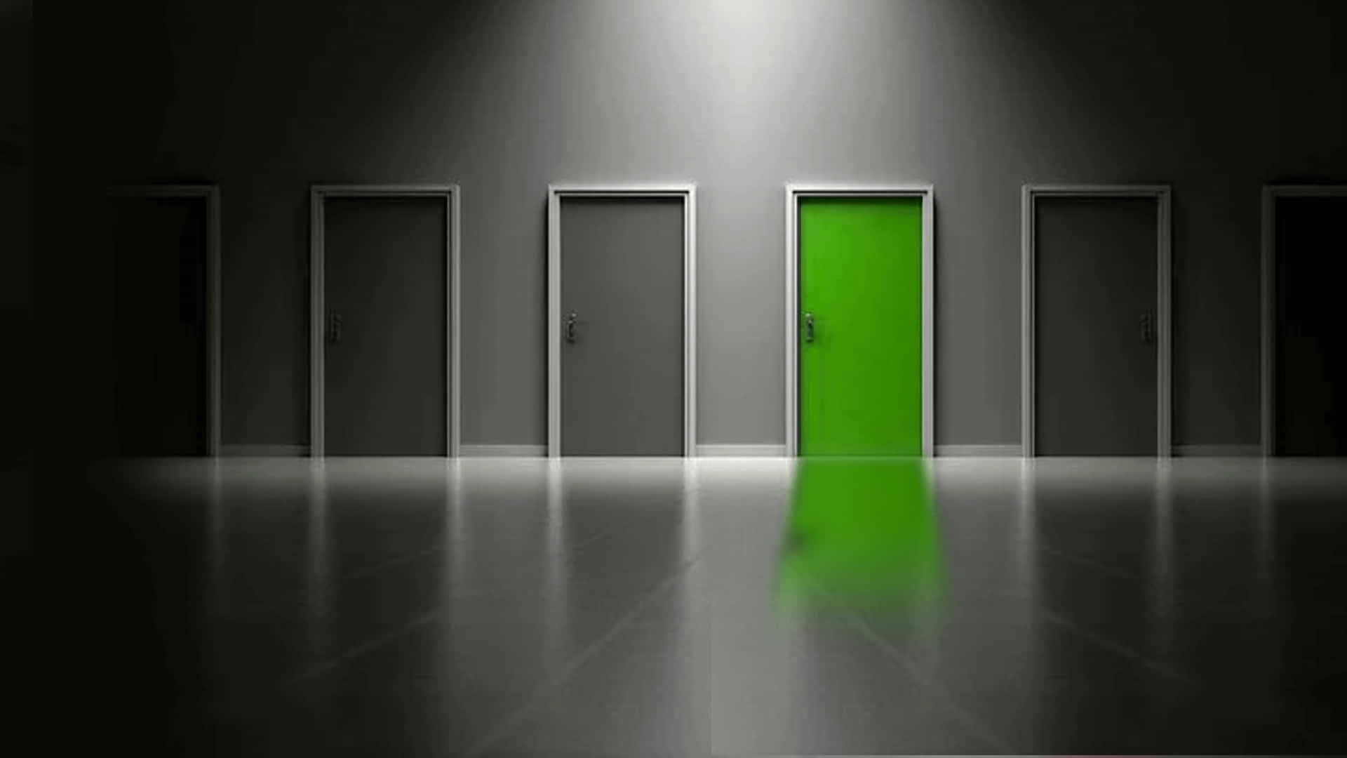Opportunity 桌布 壁紙 — 一扇發光的綠色門在陰暗的走廊中，從眾多相同的灰色門中脫穎而出。