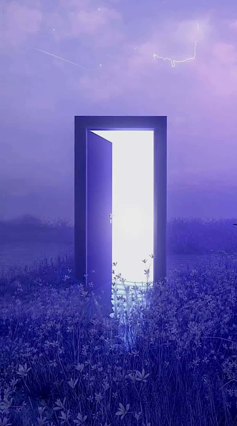 Dream Aesthetic 桌布 壁紙 — 一扇發光的門口在霧氣瀰漫的紫色田野中敞開，天空風雨交加，閃電劃過。