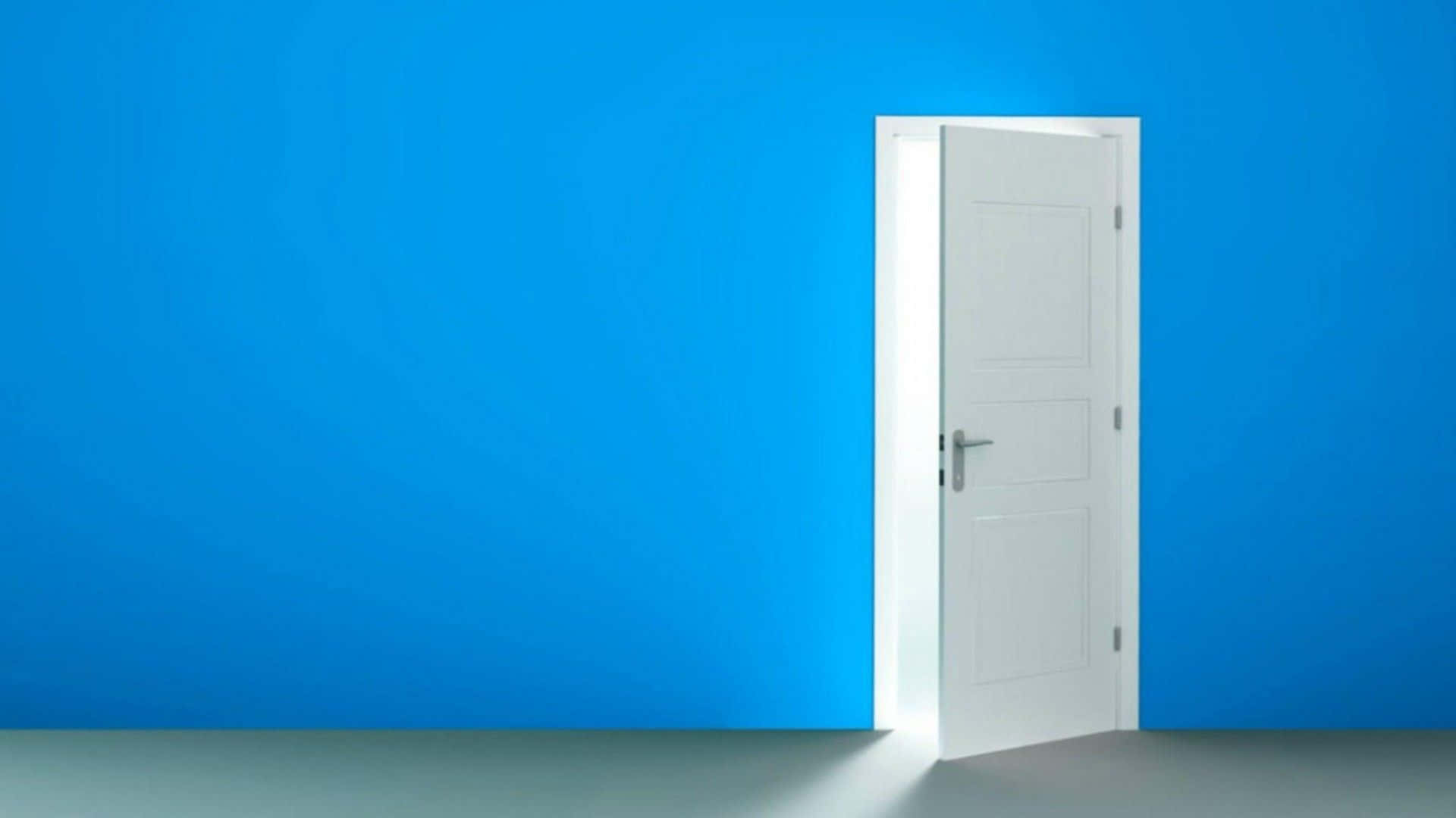 Open Door 桌布 壁紙 — 一扇白色門在充滿活力的藍色牆上微微敞開，在地板上投射出柔和的光線。