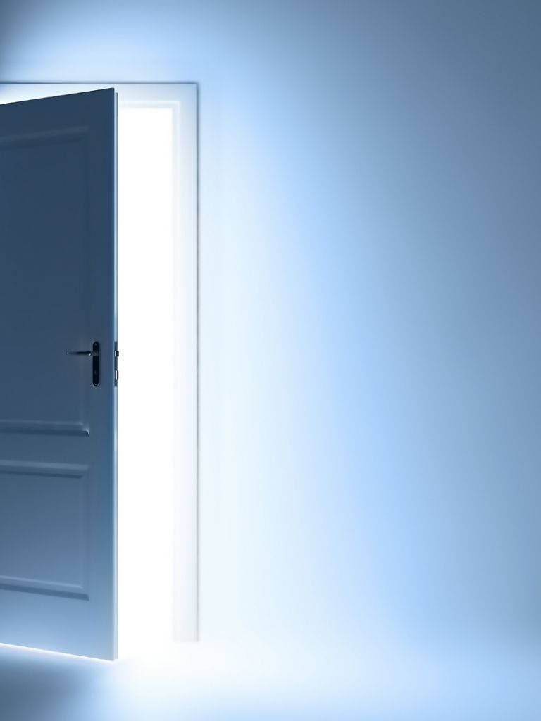 Door 桌布 壁紙 — 一扇白色門微微敞開，露出刺眼的白光，映襯著冷藍色漸層牆壁。
