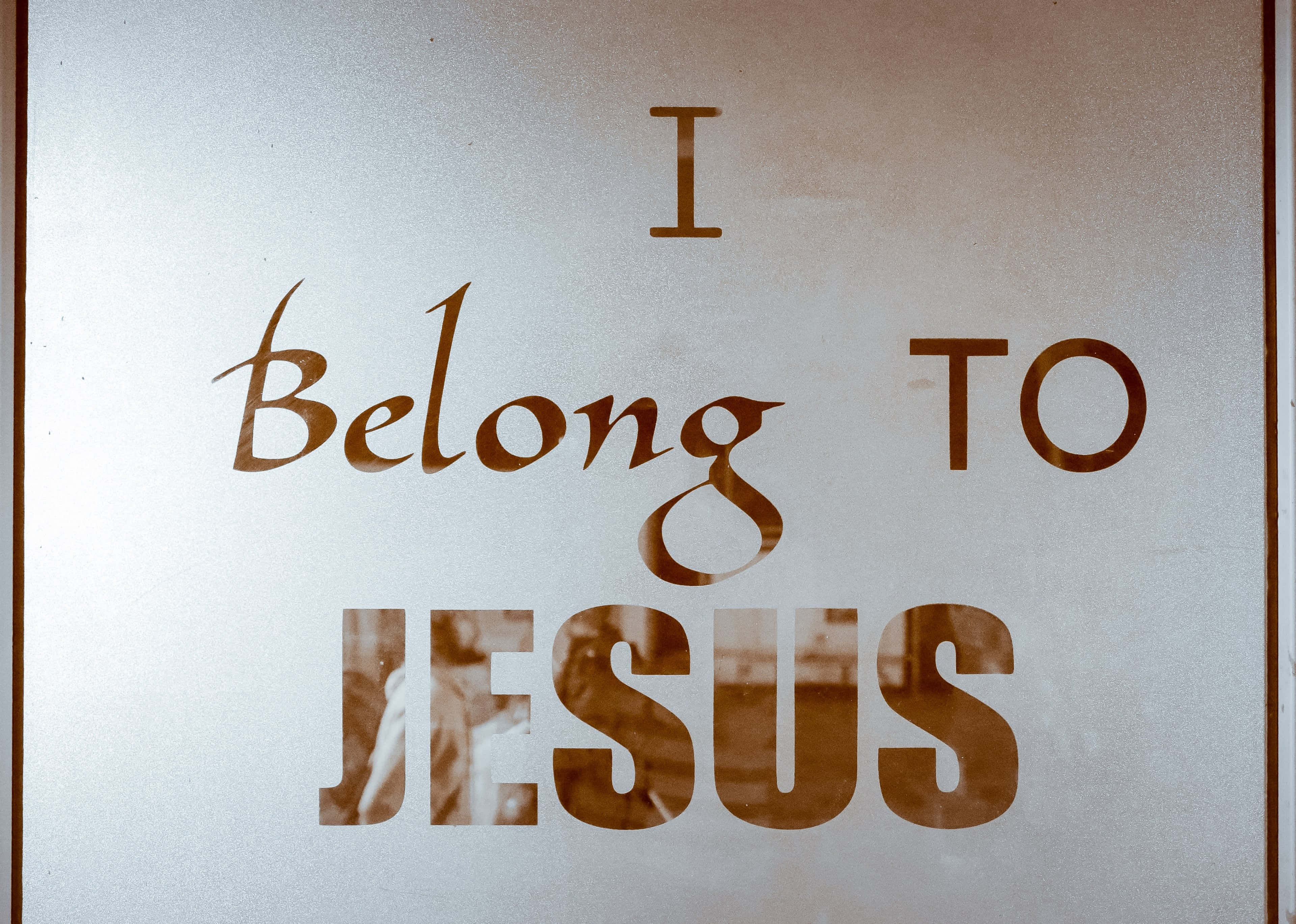 Jesus Saves 桌布 壁紙 — 一扇磨砂玻璃門上以棕色字體顯示「I Belong TO JESUS」字句，透過文字可見微弱的倒影。