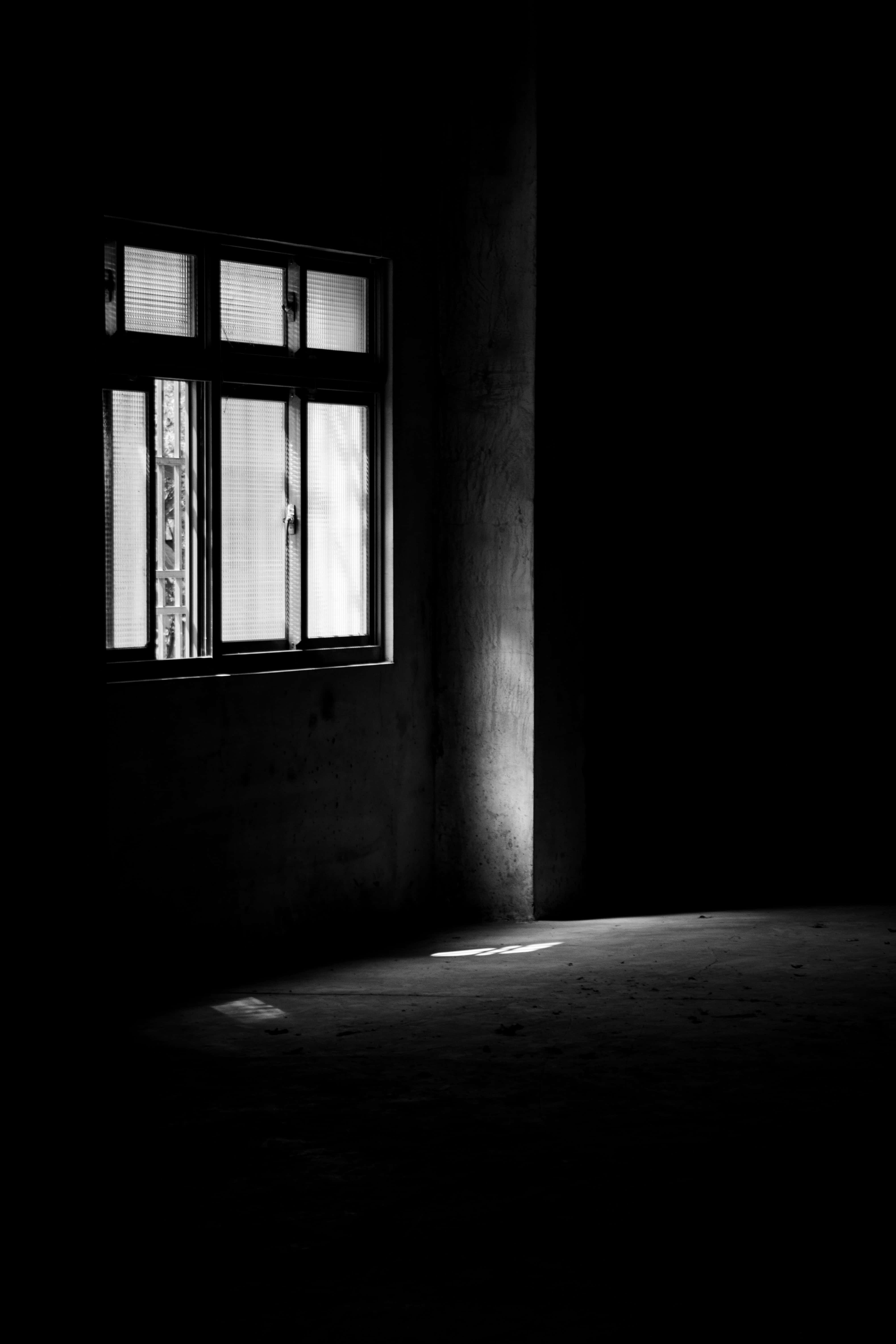 Dark Room 桌布 壁紙 — 一扇窗戶將一道強烈的光束投射在空蕩陰暗房間的佈滿灰塵的地板上。