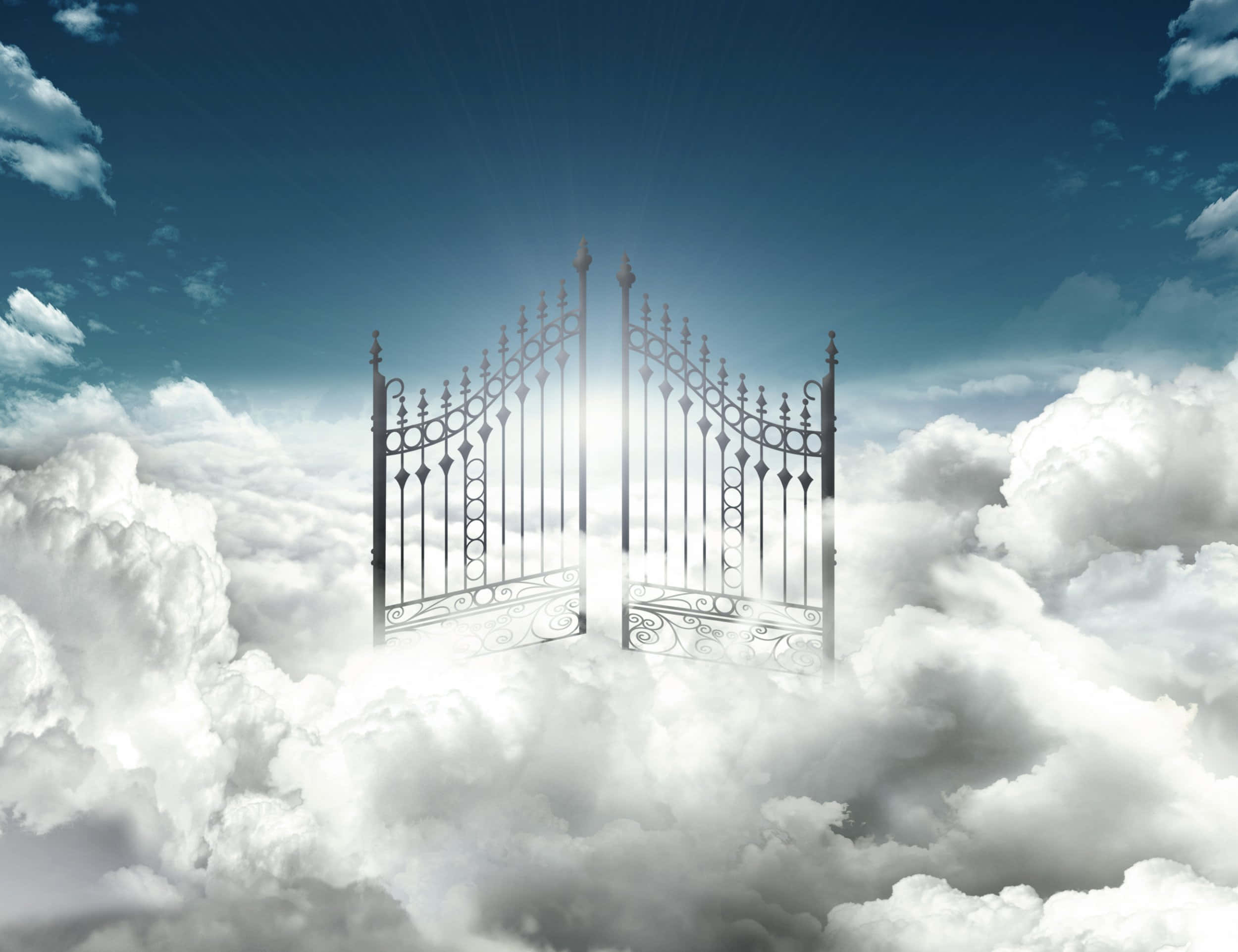 Beautiful Heaven 桌布 壁紙 — 一扇華麗的銀色大門在蓬鬆的白雲中敞開，下方是陽光照耀的湛藍天空。