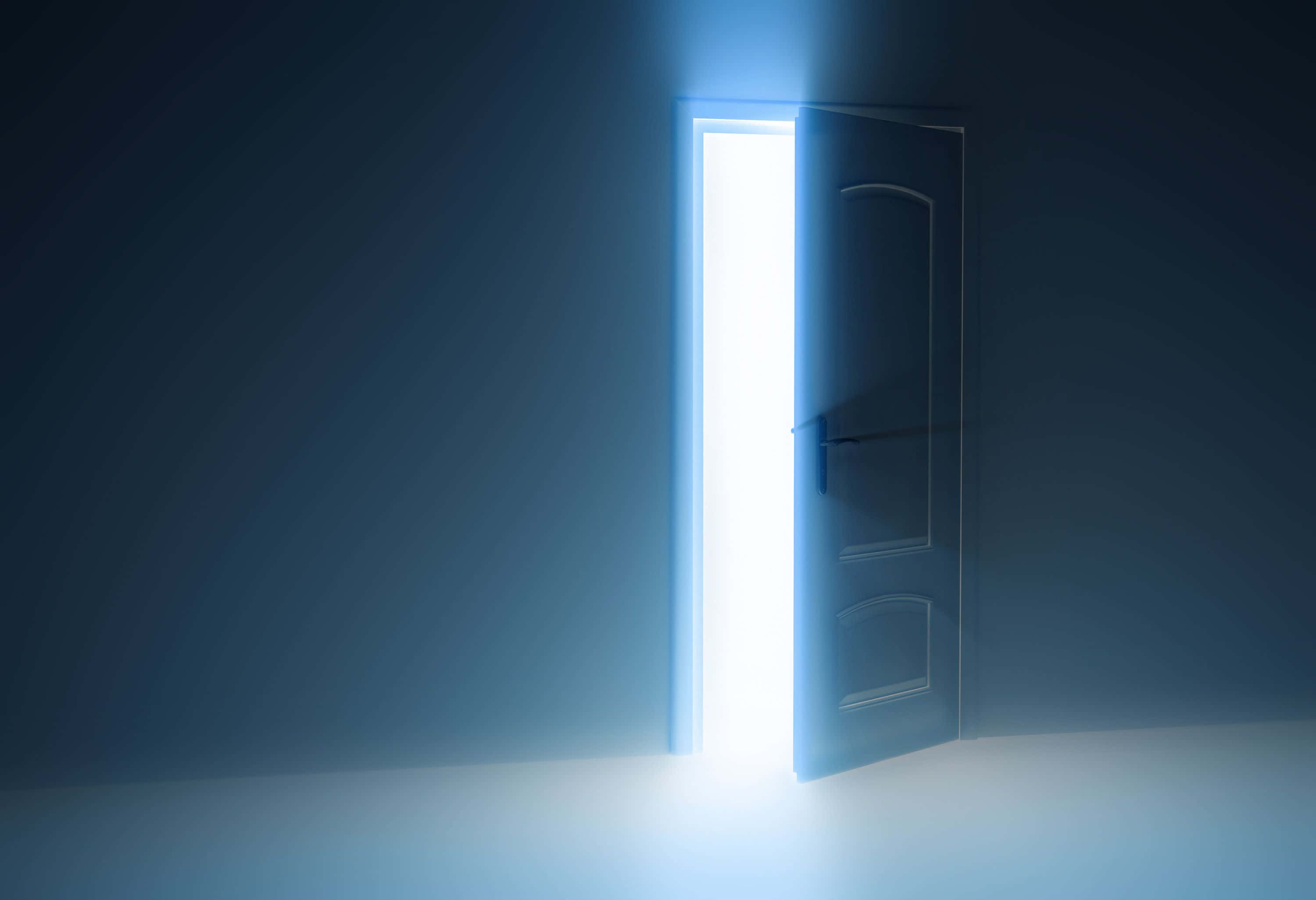 Door 桌布 壁紙 — 一扇門在昏暗的藍色房間中半開著，發出明亮的白光，照亮地板並投下柔和的陰影。