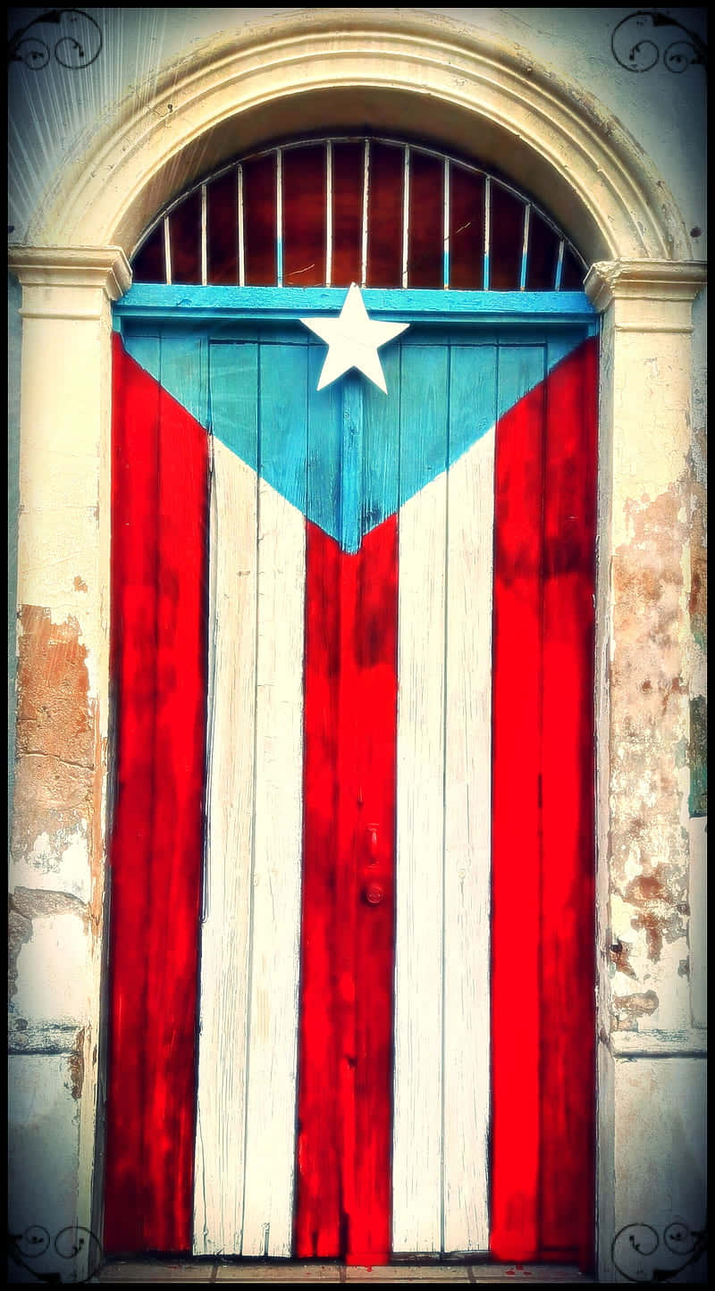 Puerto Rican 桌布 壁紙 — 一扇風化的木門，在拱形石框下塗有波多黎各國旗顏色和一顆白色星星。