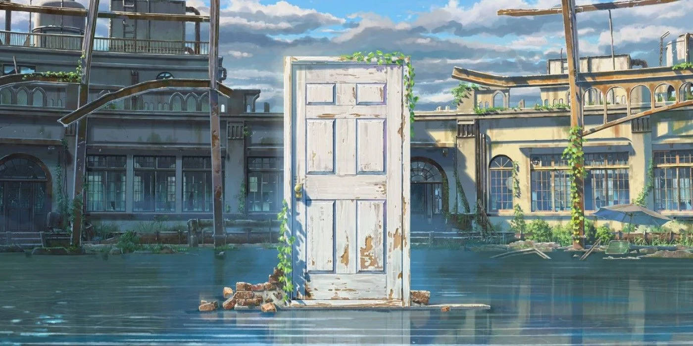 Makoto Shinkai 桌布 壁紙 — 一扇風化的白色門獨自立在石基上，處於平靜的洪水中，周圍是被藤蔓覆蓋的廢棄建築，在明亮的藍天下。